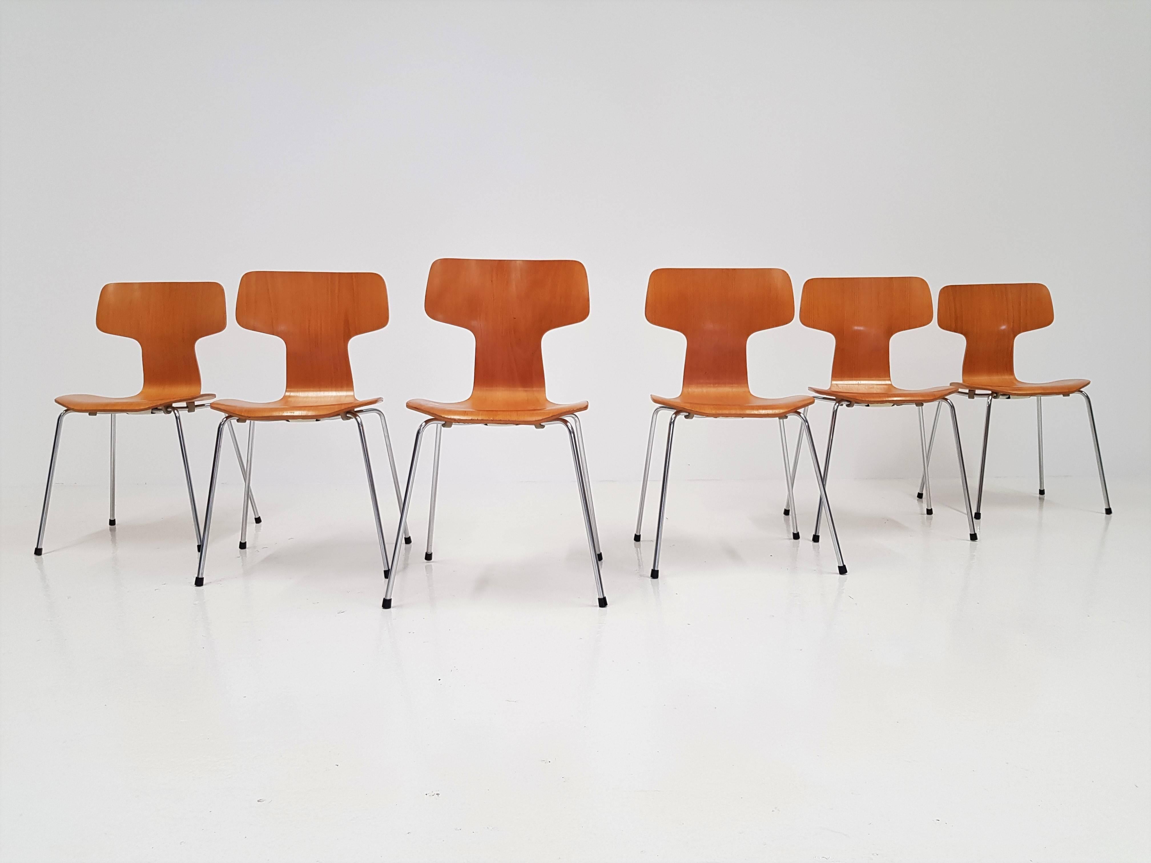 Six Model 3103 Beech Hammer/T Chairs by Arne Jacobsen for Fritz Hansen In Good Condition In London Road, Baldock, Hertfordshire