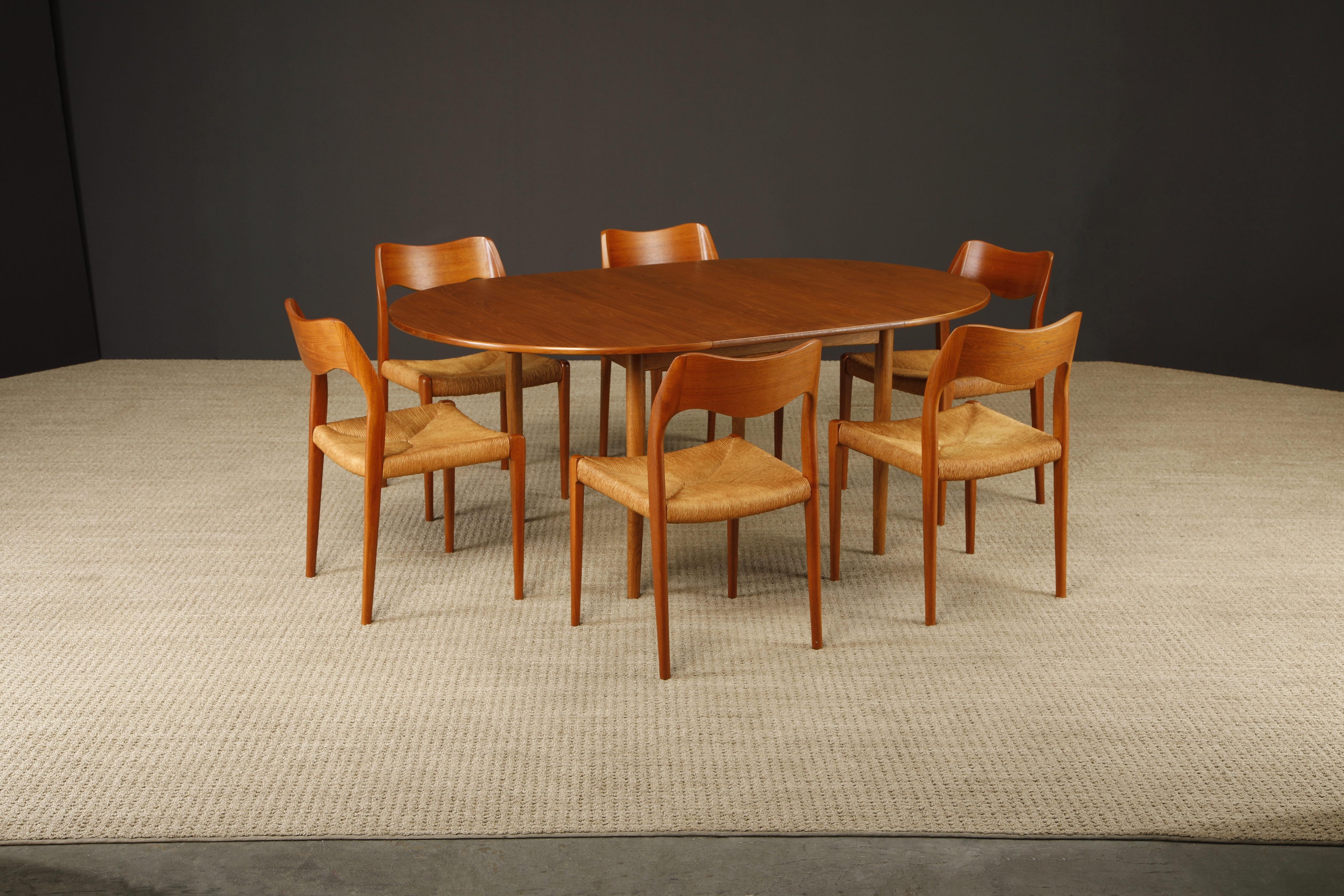 Une magnifique paire de six chaises de salle à manger Moller modèle 71 avec assise en jonc et une table de salle à manger extensible en teck modèle 311 de Peters Hvidt. Cet ensemble a été acheté vers la fin des années 1950 et conservé dans une