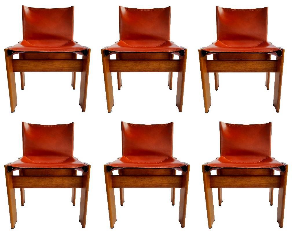 Wunderschöner Satz von 6 Mönchsstühlen, entworfen von Afra & Tobia Scarpa für Molteni, Italien, 1974.
Holzstruktur mit rotem Ziegelleder, wie abgebildet.
Sehr guter Zustand, einige Stühle können einige offensichtliche  kleine Gebrauchsspuren, aber