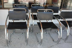 Seis sillones de cuero negro MR 20 de Mies van der Rohe.