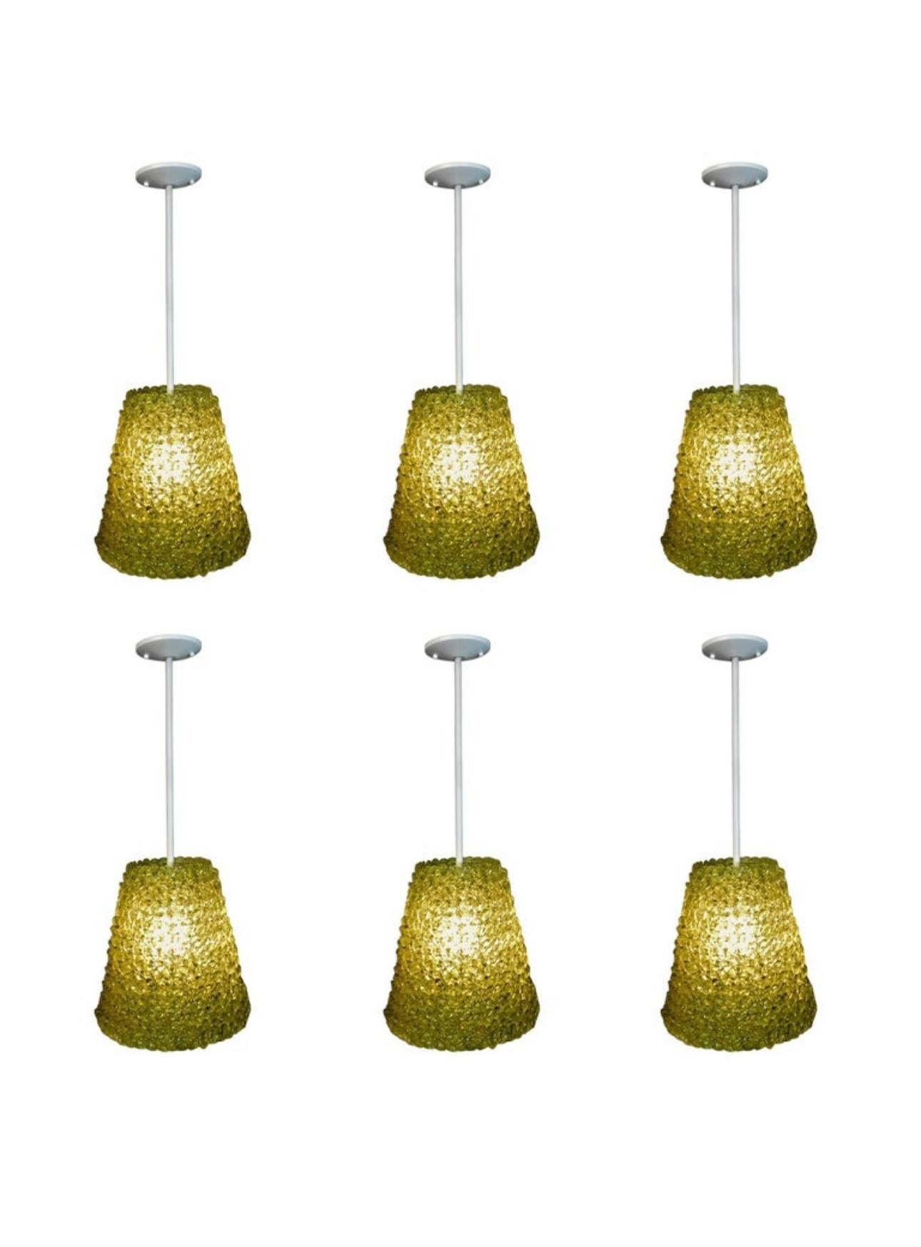 Queste sei luci a sospensione in vetro di Murano sono composte da centinaia di petali di fiori cablati singolarmente alla struttura. Classico design modernista.PREZZO PER CIONDOLO. 