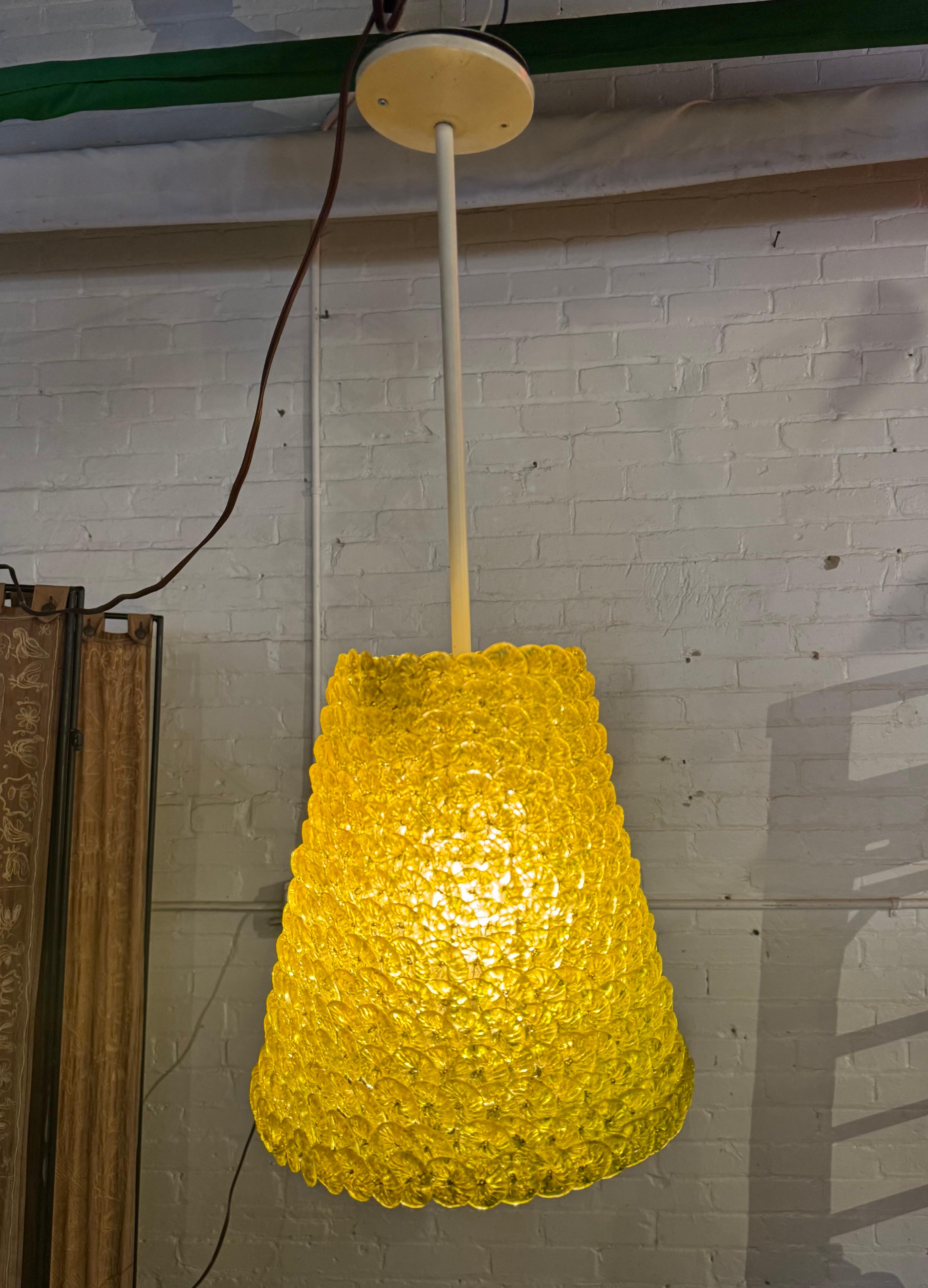 Fine XX secolo Sei luci a sospensione con petali di fiori in vetro di Murano in vendita