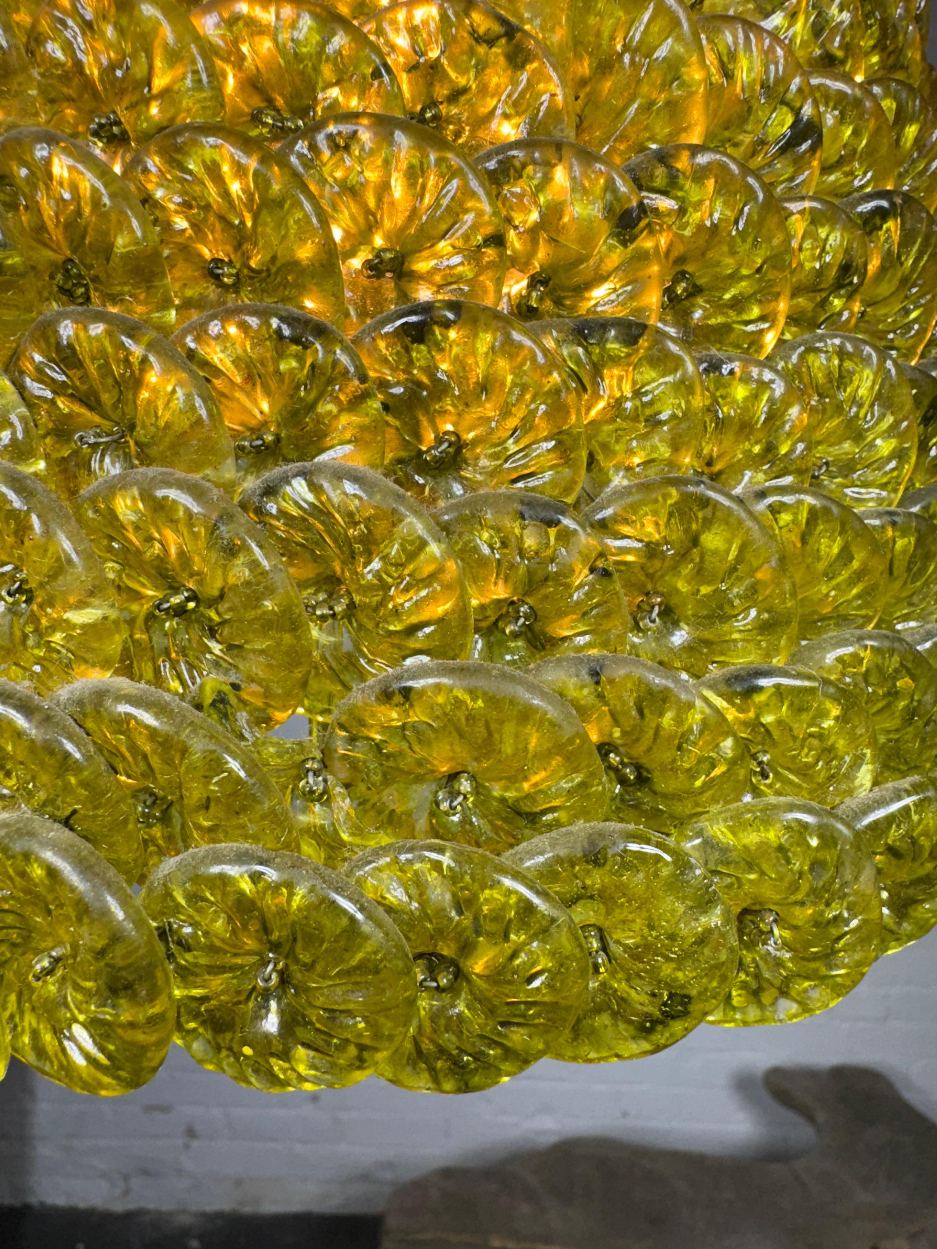 Vetro artistico Sei luci a sospensione con petali di fiori in vetro di Murano in vendita