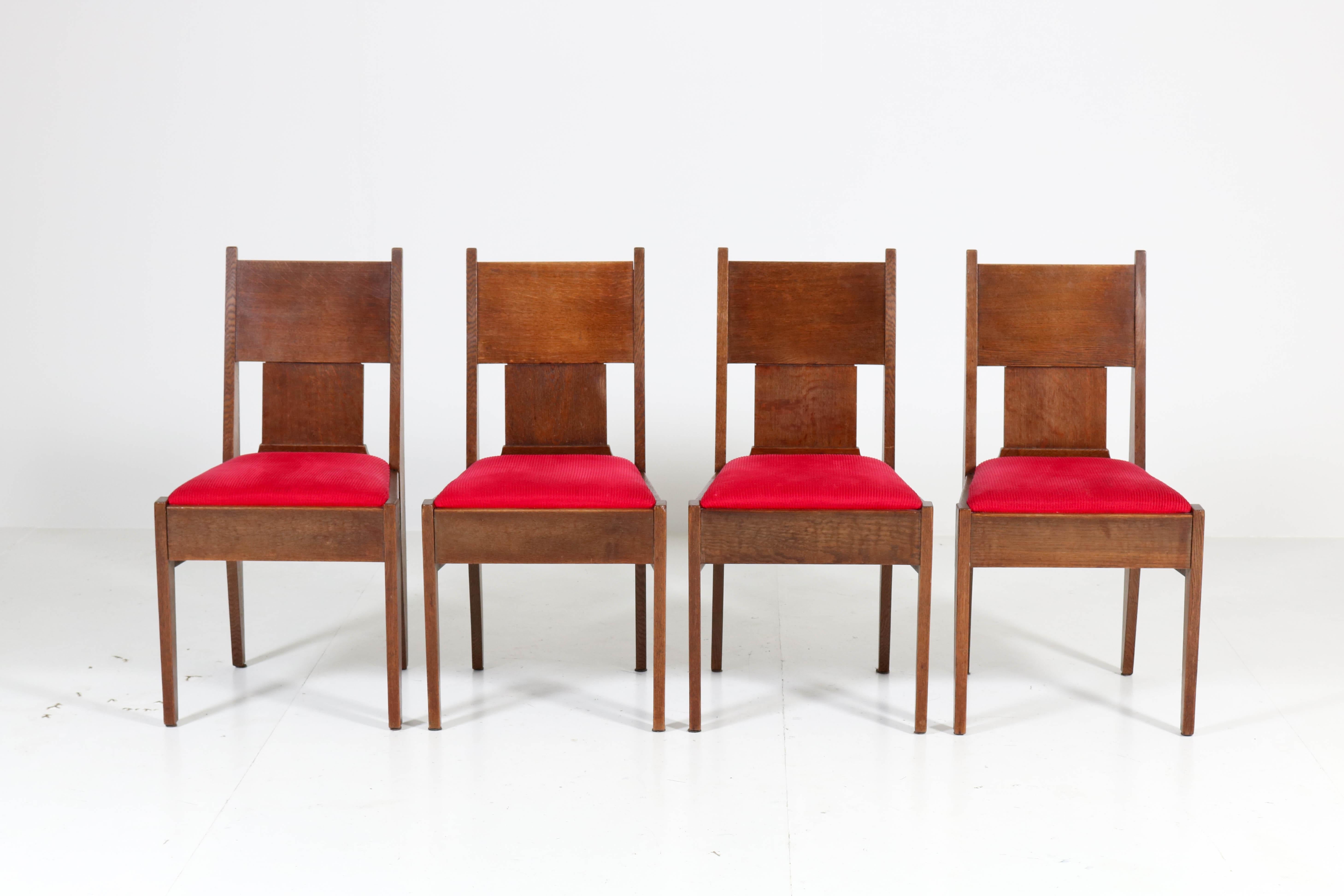 Wonderful set of two Art Deco Haagse School armchairs and four side chairs.
Design by H. Fels for L.O.V. Oosterbeek.
Striking Dutch design from the twenties.
Solid oak and the seats are re-upholstered with red Manchester corduroy fabric.
All