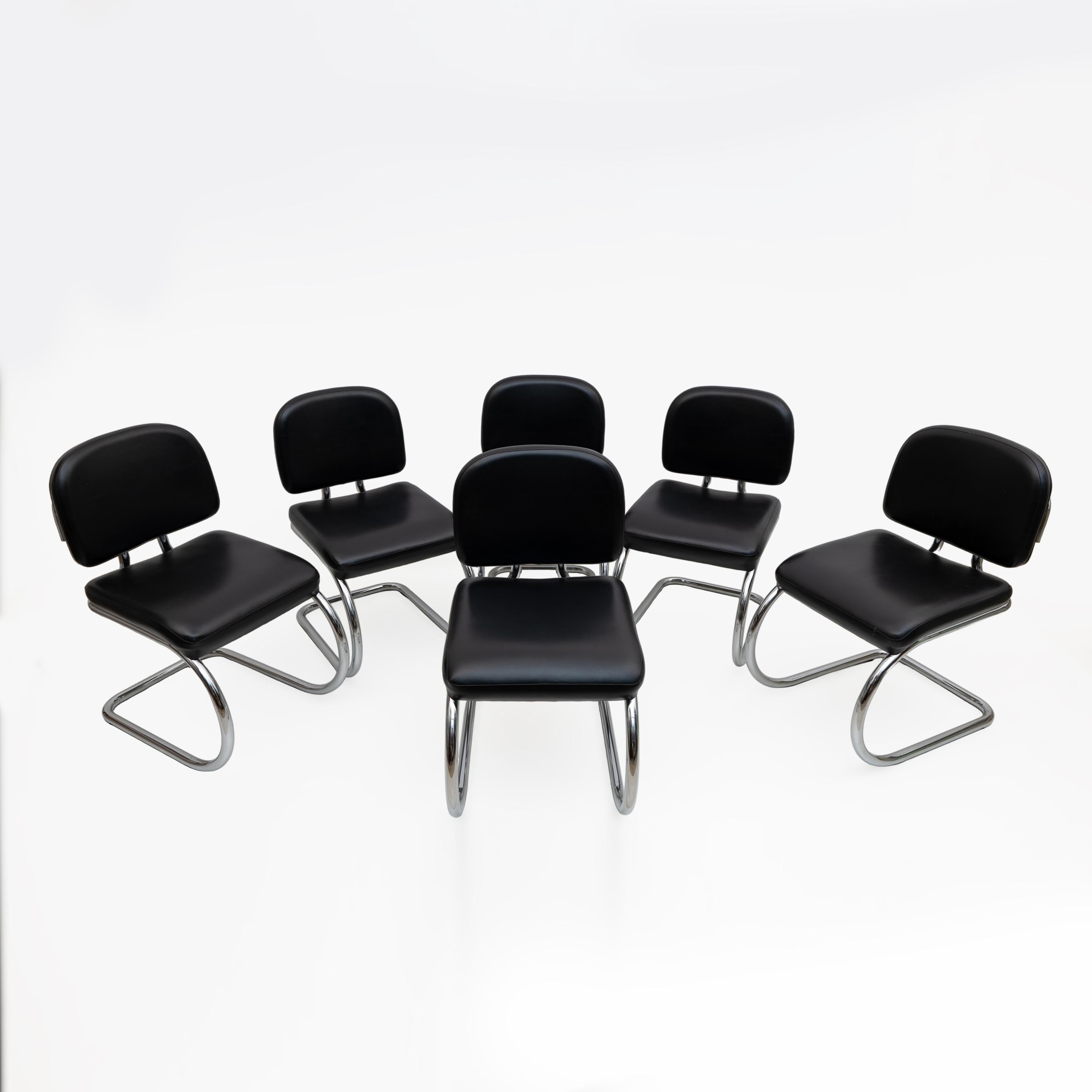 Set of 6 cantilever chairs, 1970s Bauhaus style, made of chromed tubular steel, with black faux leather seat and backrest. Excellent condition, as shown in photos, with excellent chrome plating, no visible rust, and the upholstery showing only very