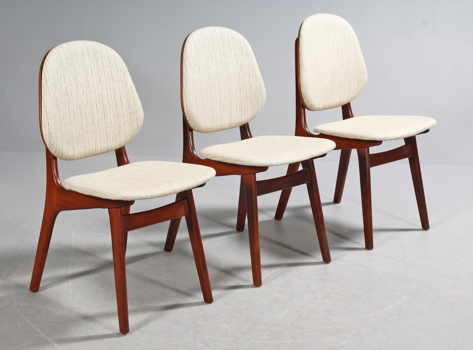 Six danish dining chairs with solid teak frame, shaped and veneered teak cup piece, removable front post with light upholstery fabric, brass spacer. The 1960s. SH. 45 cm
Manufactured in early 60´s at Mogens Kold.

The designer:
Arne