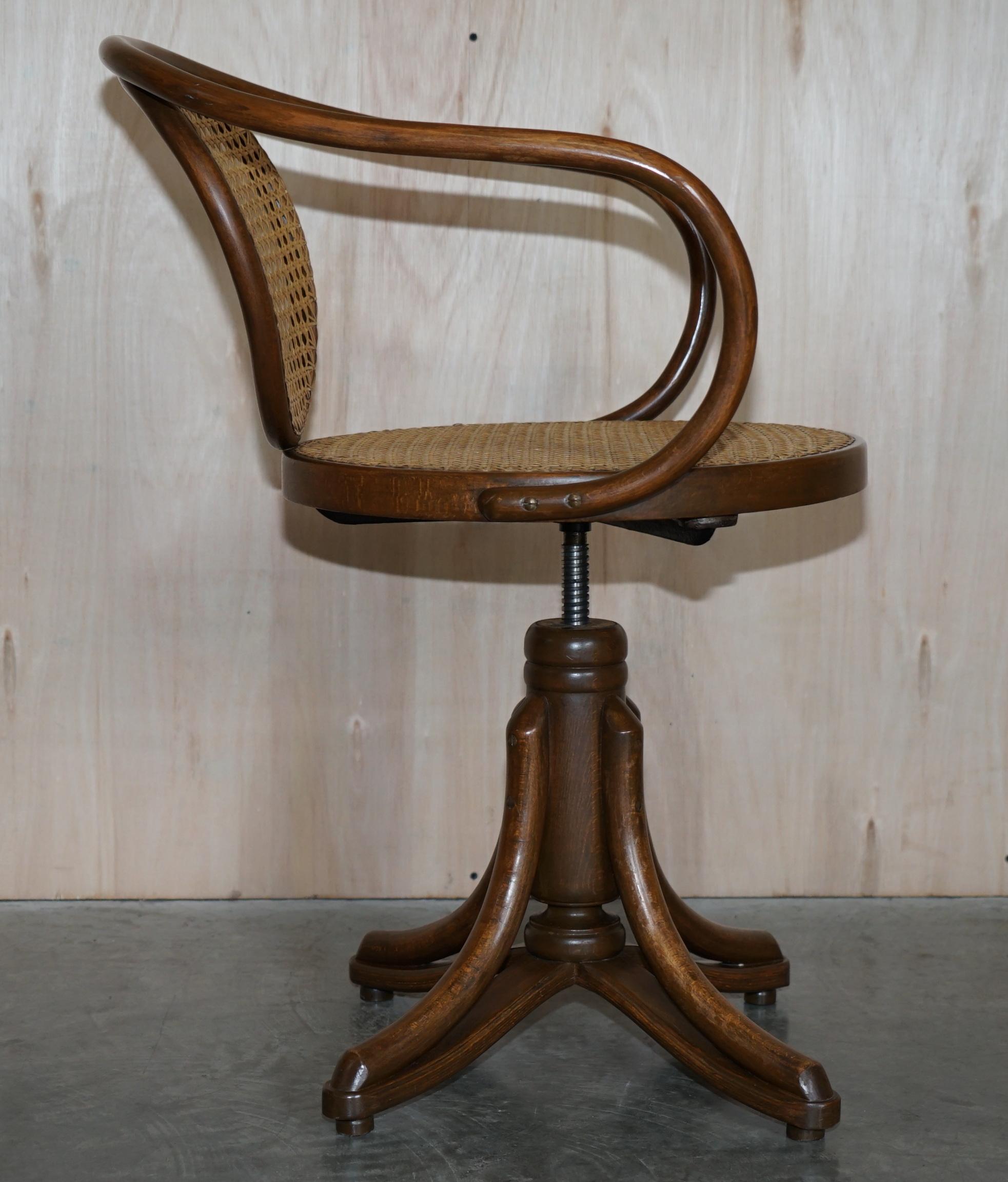 Six fauteuils bergères pivotants originaux estampillés Thonet, modèle 5501 pour Zpm Radomsko en vente 2