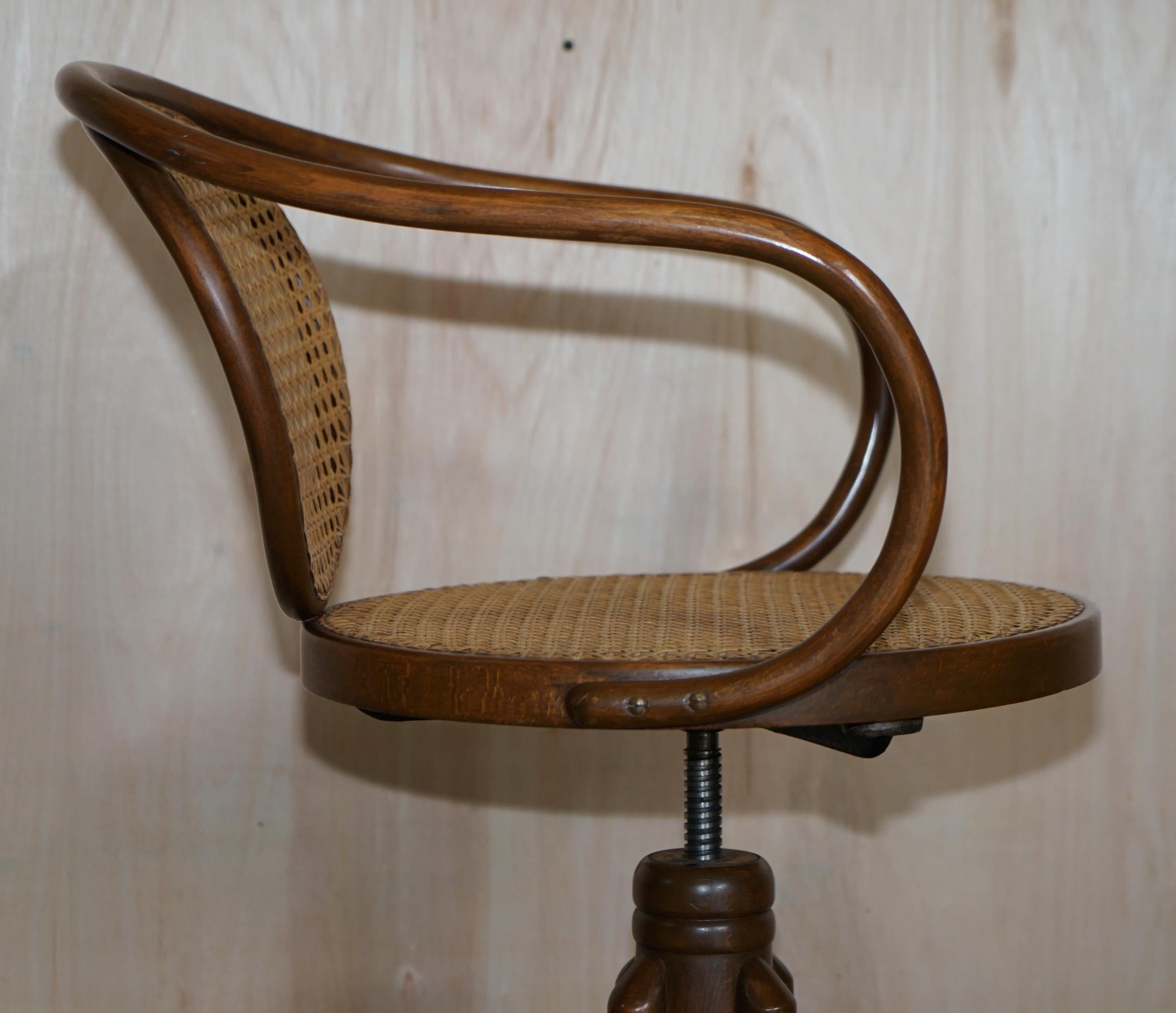 Six fauteuils bergères pivotants originaux estampillés Thonet, modèle 5501 pour Zpm Radomsko en vente 3