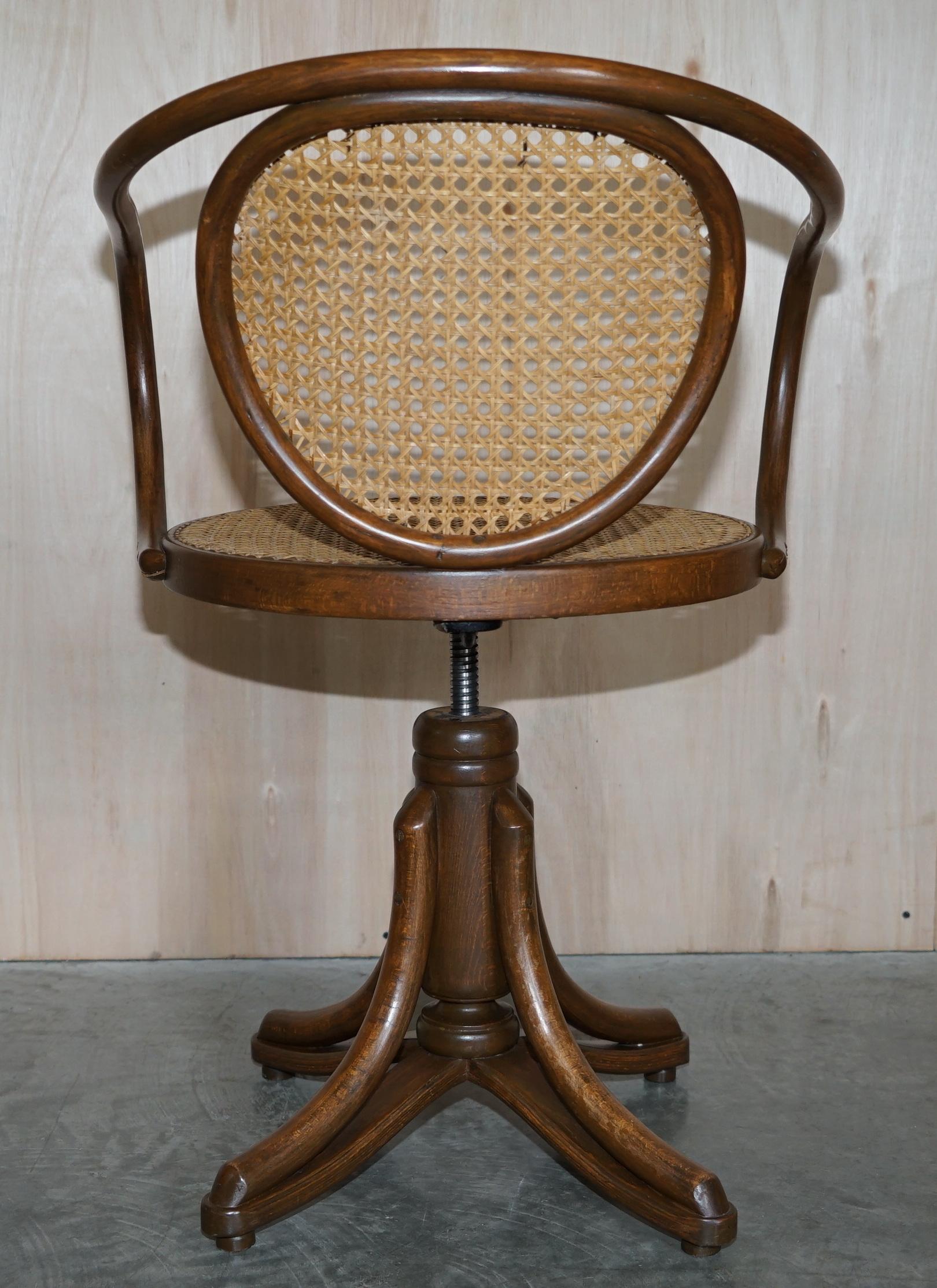 Six fauteuils bergères pivotants originaux estampillés Thonet, modèle 5501 pour Zpm Radomsko en vente 5