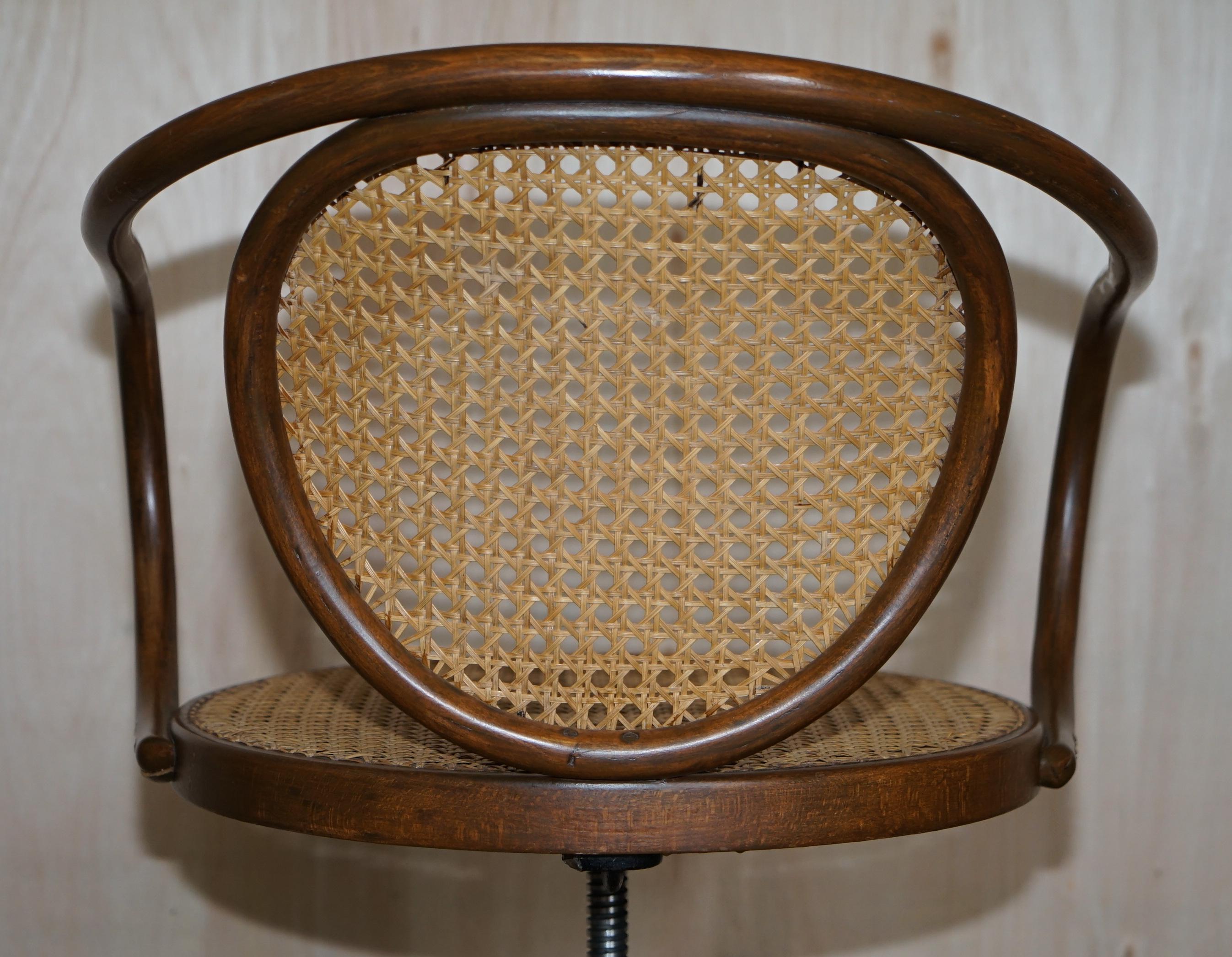 Six fauteuils bergères pivotants originaux estampillés Thonet, modèle 5501 pour Zpm Radomsko en vente 5