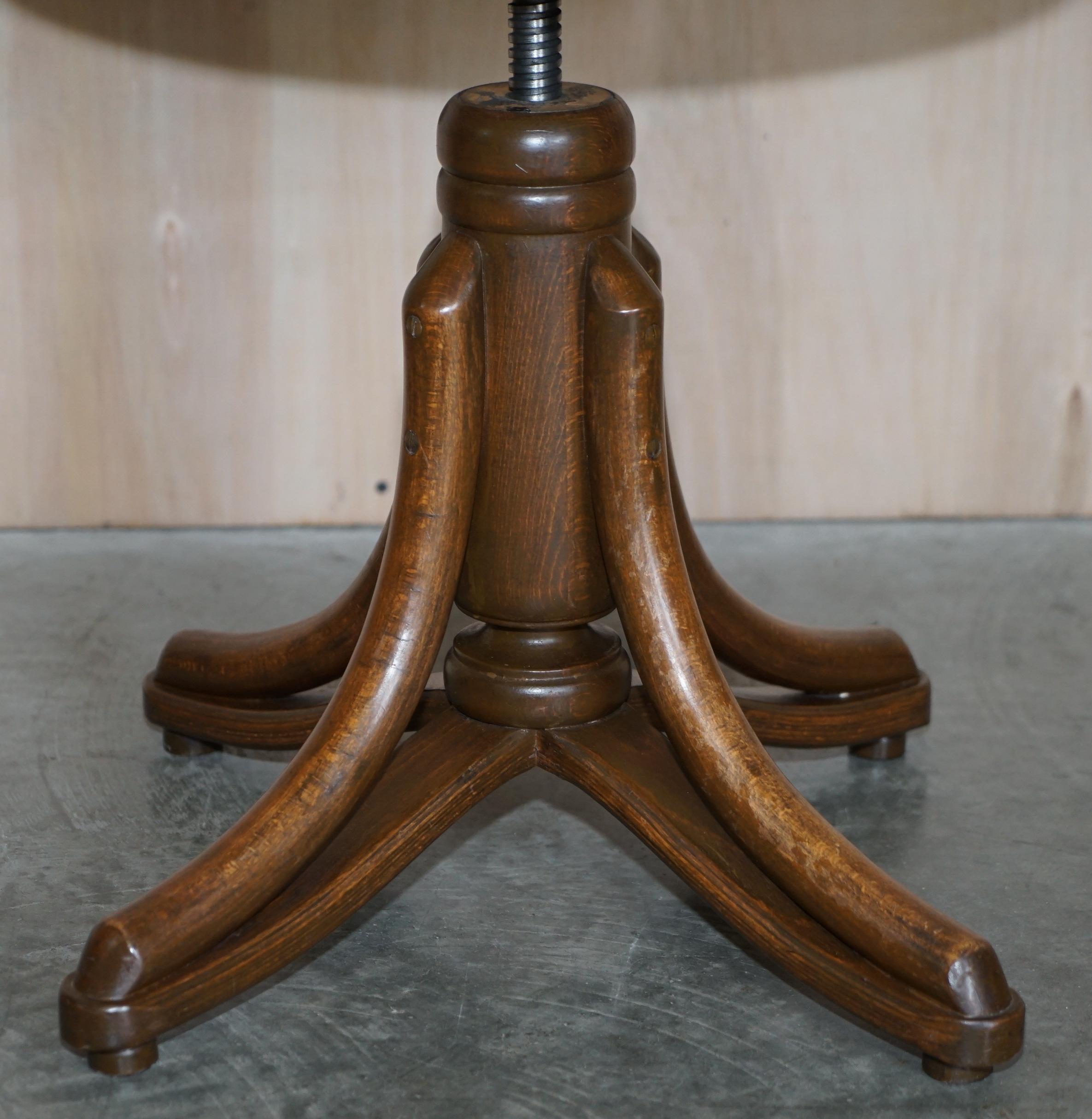 Six fauteuils bergères pivotants originaux estampillés Thonet, modèle 5501 pour Zpm Radomsko en vente 7