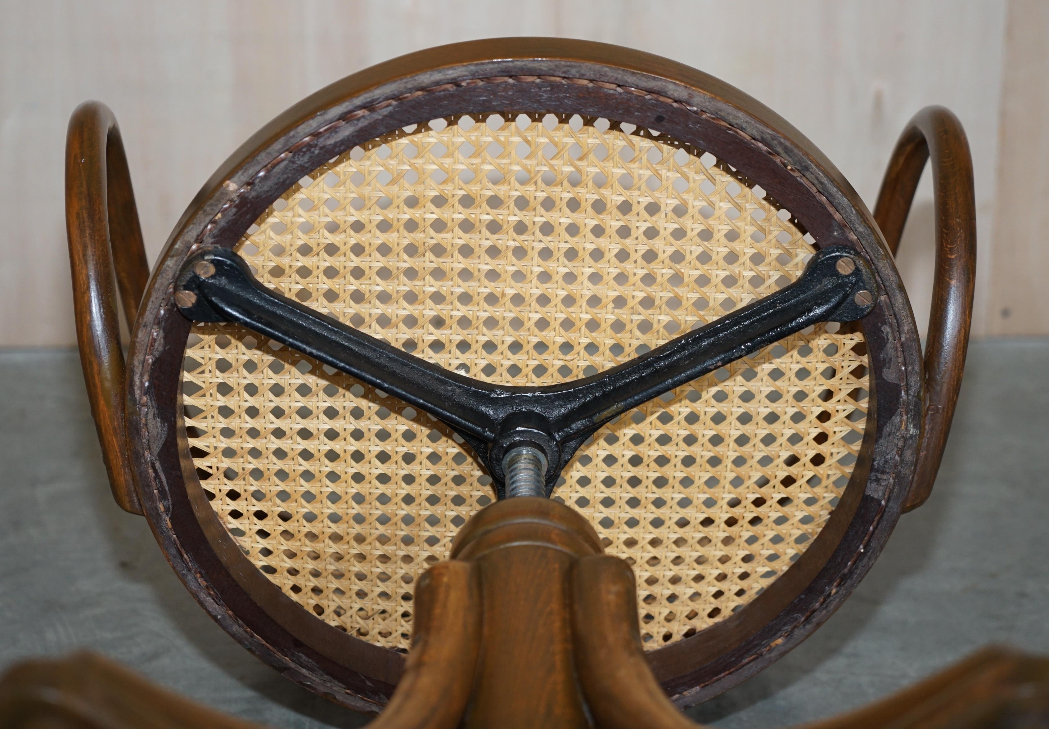 Six fauteuils bergères pivotants originaux estampillés Thonet, modèle 5501 pour Zpm Radomsko en vente 10
