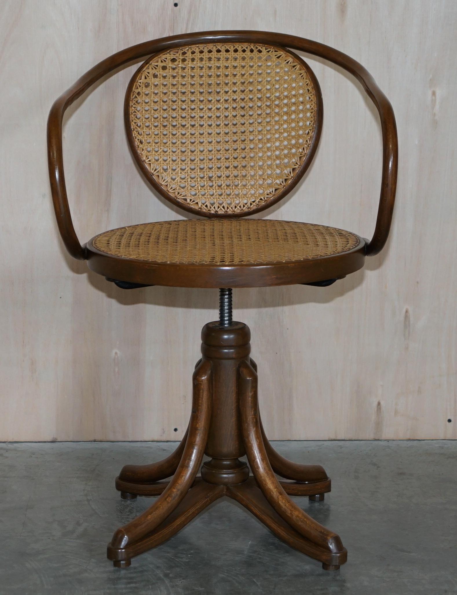 Victorien Six fauteuils bergères pivotants originaux estampillés Thonet, modèle 5501 pour Zpm Radomsko en vente