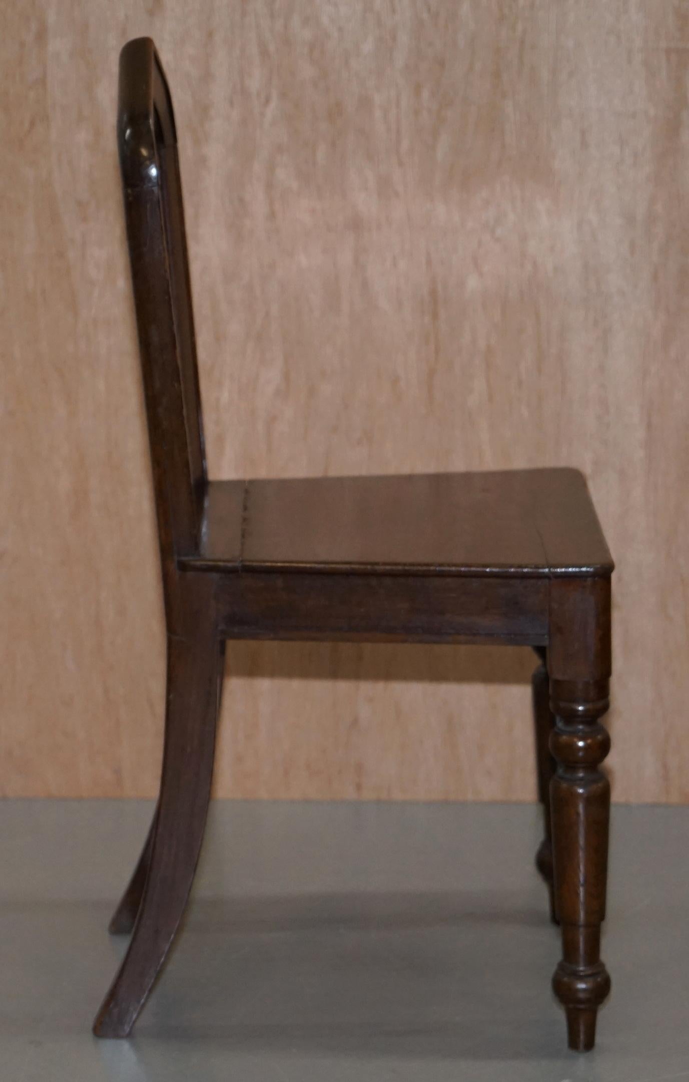 Six chaises de salle à manger originales de style victorien vers 1890 en chêne à dos en forme d'arc gothique 6 en vente 9