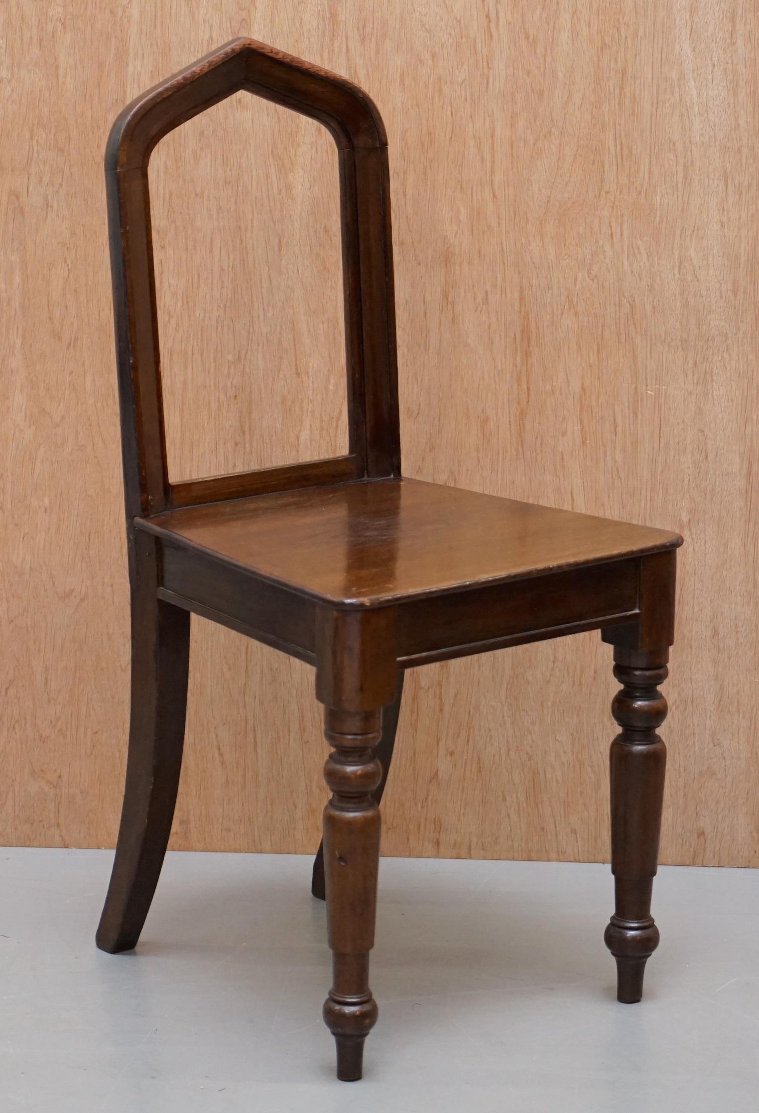 Nous avons le plaisir de proposer à la vente cette belle suite de six chaises de salle à manger victoriennes en chêne de style néo-gothique anglais, datant d'environ 1890

Un ensemble très décoratif et bien fait, chaque chaise a un dossier en