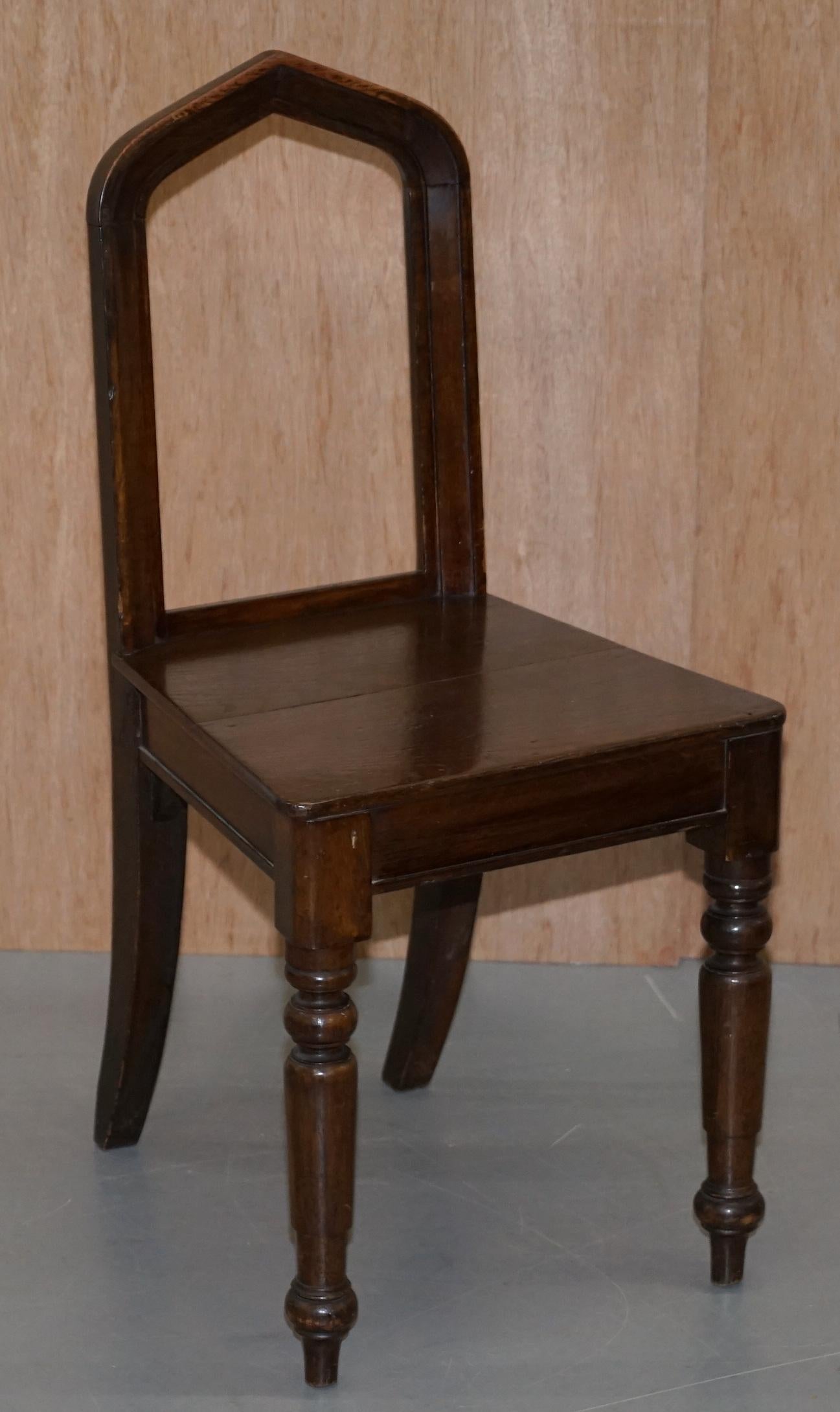 Six chaises de salle à manger originales de style victorien vers 1890 en chêne à dos en forme d'arc gothique 6 en vente 13