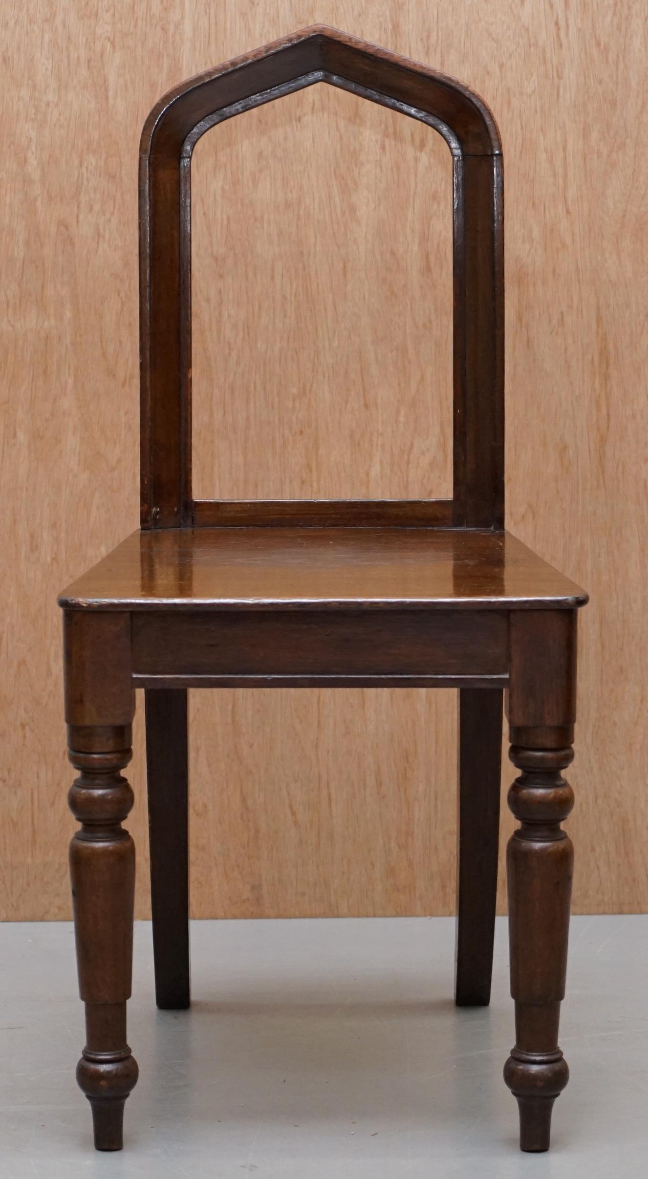 Néo-gothique Six chaises de salle à manger originales de style victorien vers 1890 en chêne à dos en forme d'arc gothique 6 en vente