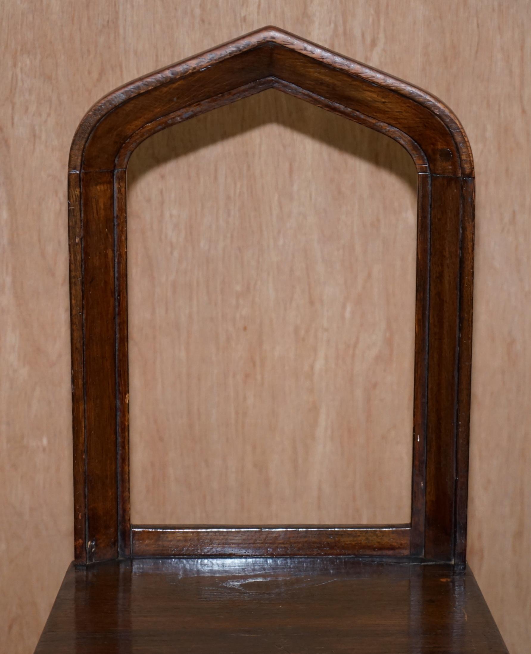 Fait main Six chaises de salle à manger originales de style victorien vers 1890 en chêne à dos en forme d'arc gothique 6 en vente