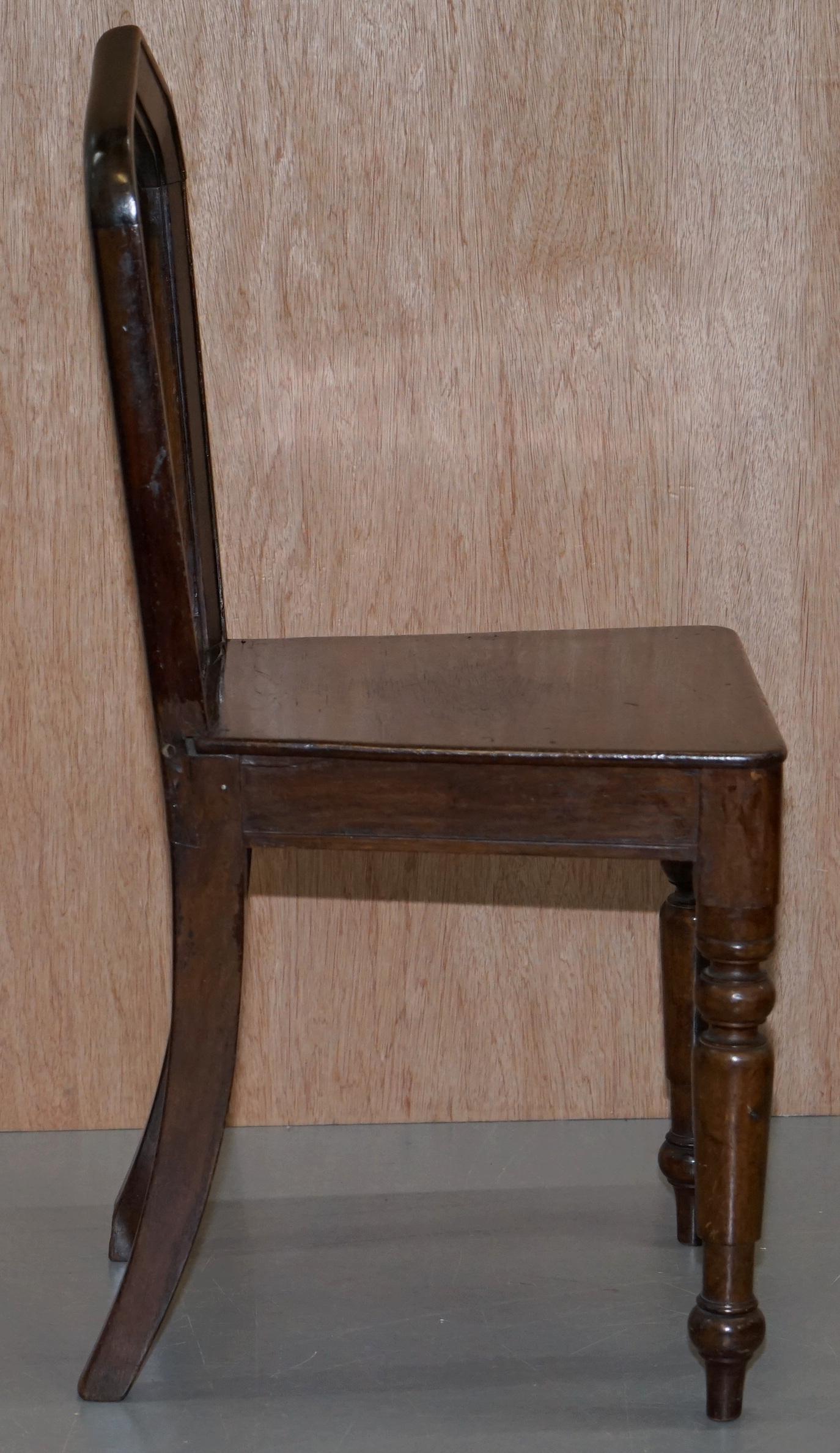 Six chaises de salle à manger originales de style victorien vers 1890 en chêne à dos en forme d'arc gothique 6 en vente 1