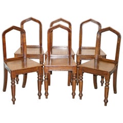 Six chaises de salle à manger originales de style victorien vers 1890 en chêne à dos en forme d'arc gothique 6