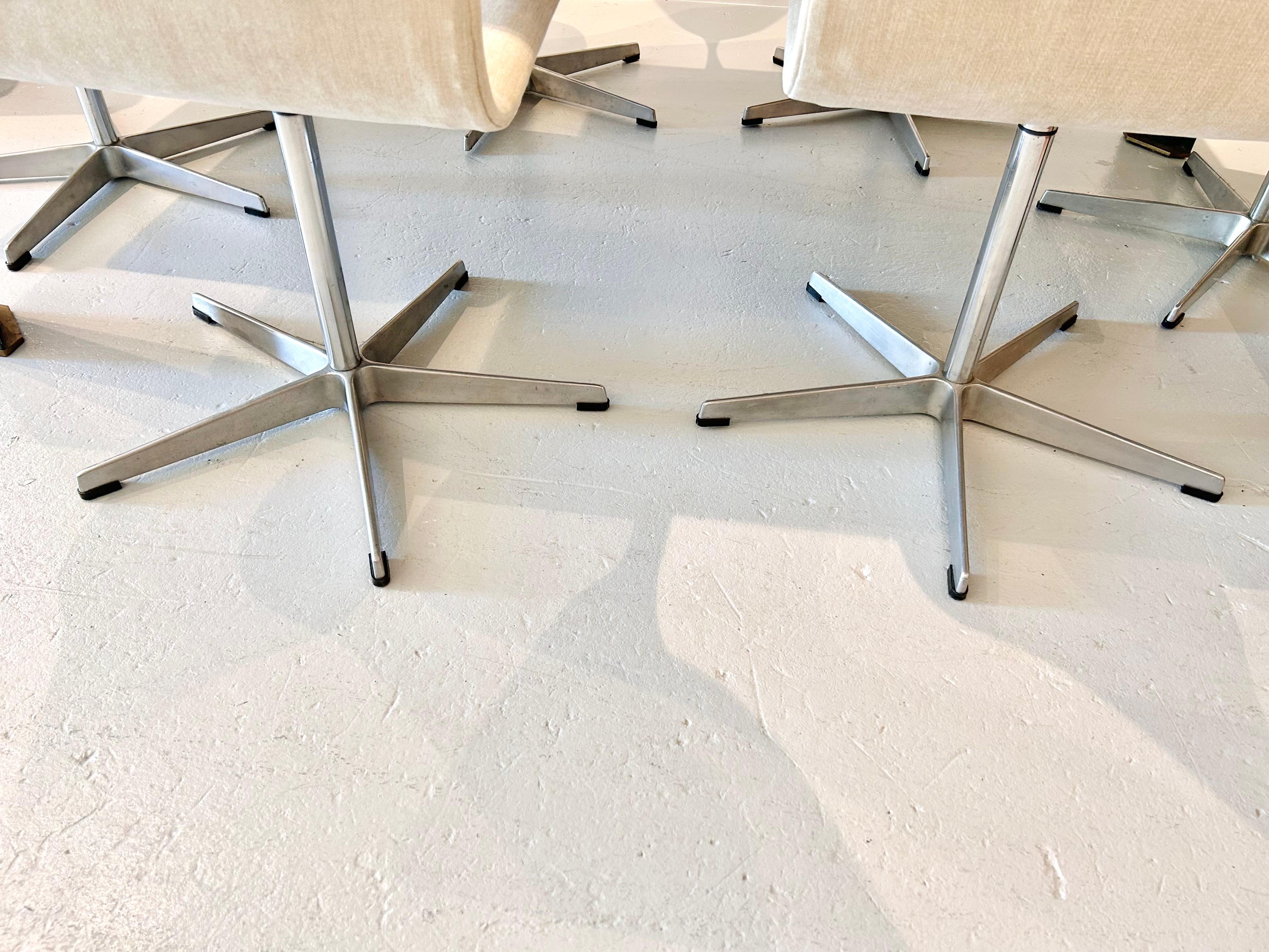 Sechs schwenkbare 