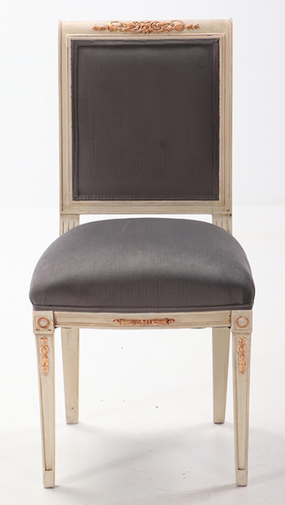 Six chaises de salle à manger de style directoire peintes et dorées vers 1940 avec tissu récent.