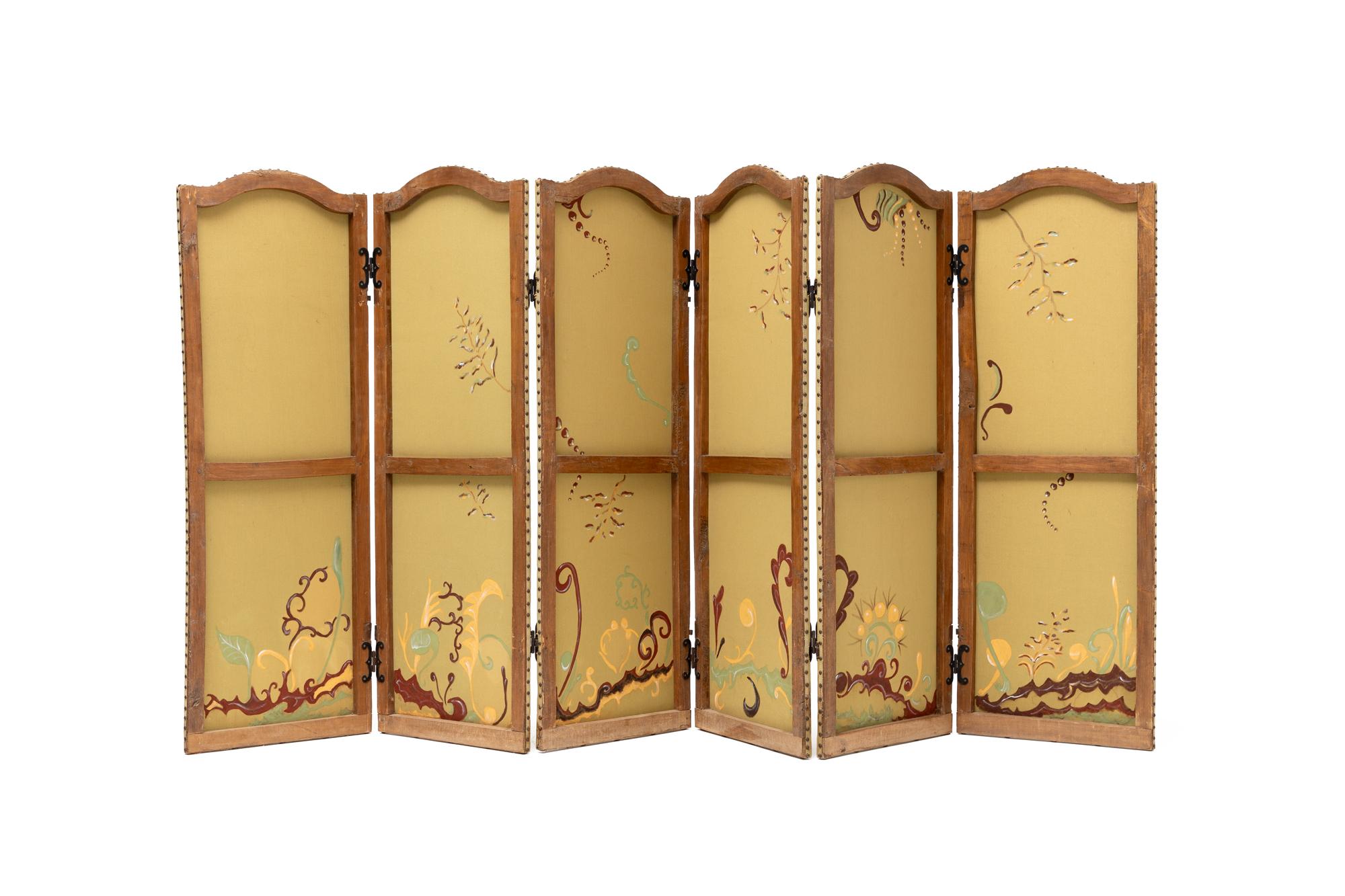 La crème de la crème au chocolat.

Six leaves folding screen, painted fabric decorated with motifs (Camaieu, pistachios, chocolate, vanilla...). Nailhead trim with double golden stitching, on an old wooden frame. France, 1960s/70s.

Dimensions of