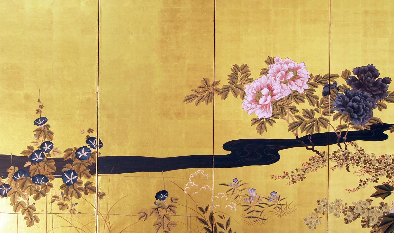 Japanese screen painted on gold leaf, scene with summer flowers around a winding blue river.
This medium size screen is a perfect example of Rinpa's school, with well-defined flowers and some with embossed gofun technique. Early Meiji period.