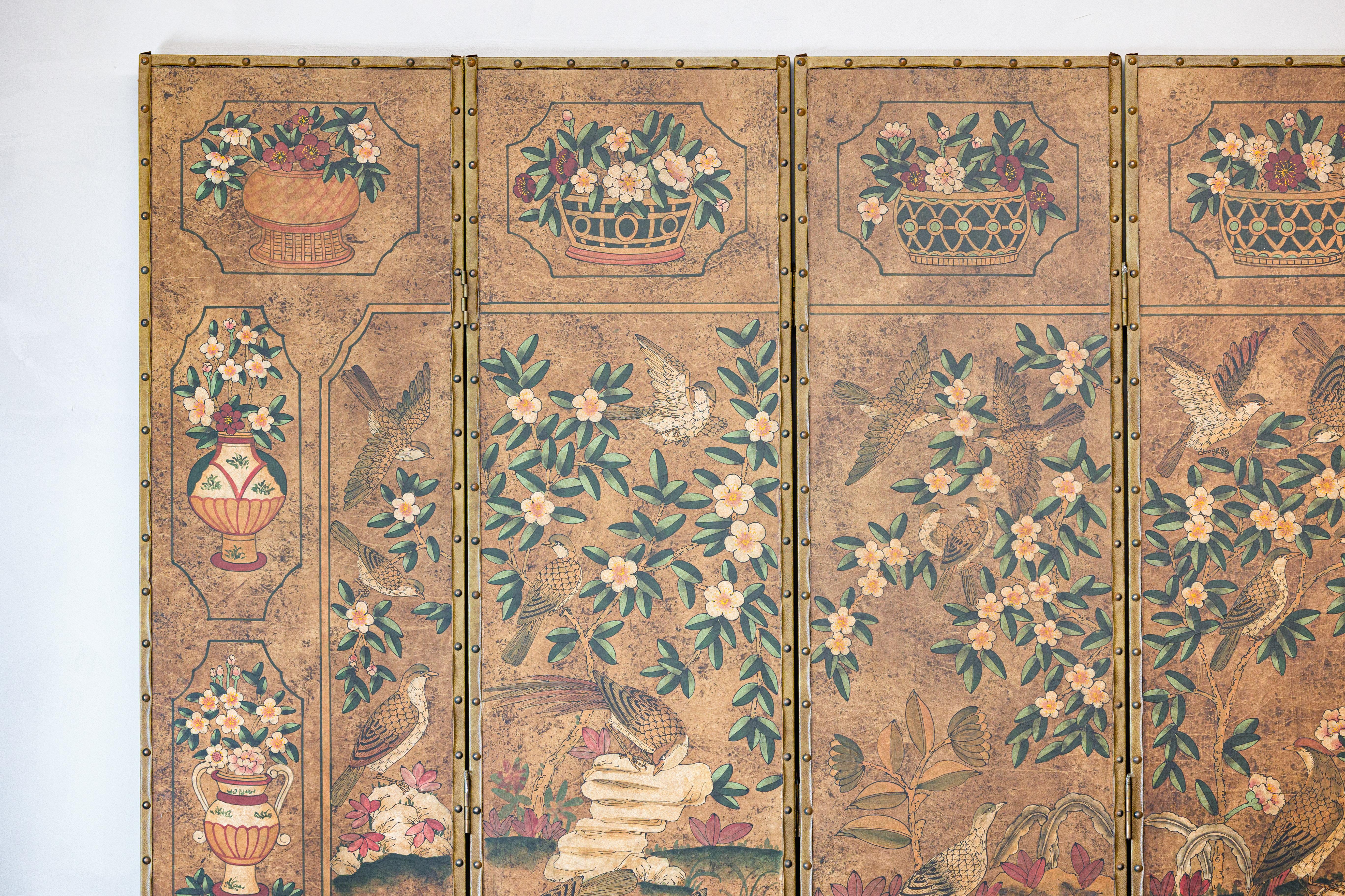Dieser sechspaneelige Paravent im Vintage-Stil ist aus handbemaltem Leder gefertigt und zeigt eine kunstvolle Szene mit Vögeln, Hähnen und blühenden Zweigen, umrahmt von Messing-Nagelspitzen. Handgemalte Vögel und blühende Zweige verteilen sich auf