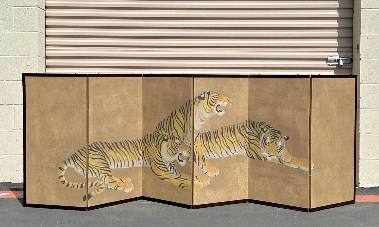 Superbe écran à six panneaux, Ambush of Tigers, fabriqué à Hong Kong, avec l'étiquette au dos (voir photo). Depuis le siècle des années 1960. Peint à la main, avec de beaux détails en bronze. Très bien fait. Fabriqué en bois de rose. En excellent