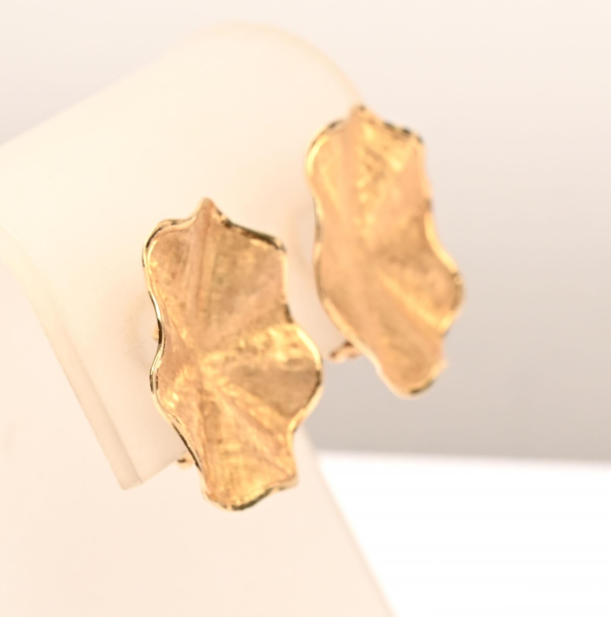 Six Part Undulating Flower Petals Gold Earrings Excellent état - En vente à Darnestown, MD