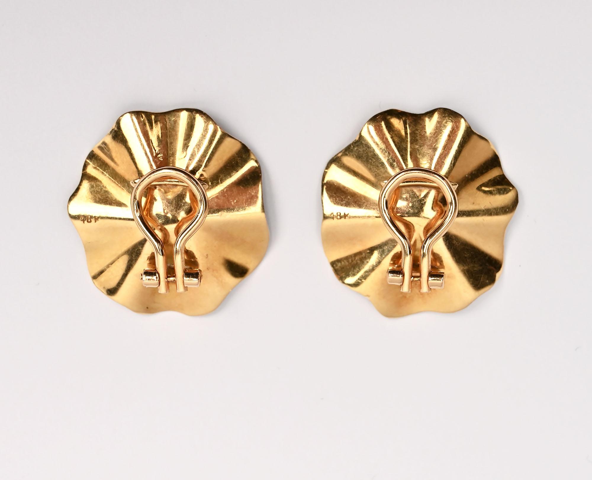 Six Part Undulating Flower Petals Gold Earrings Unisexe en vente