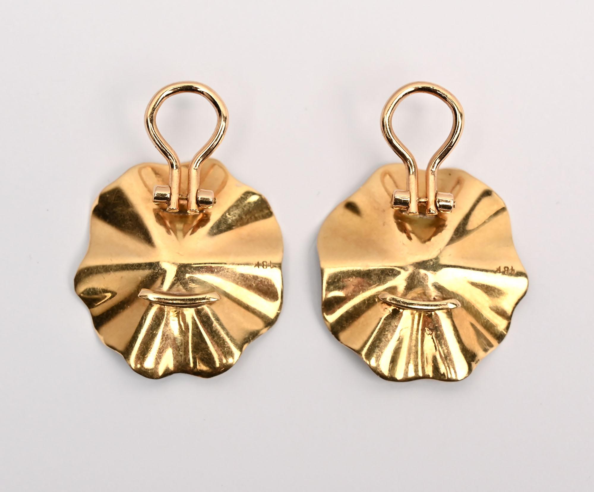 Six Part Undulating Flower Petals Gold Earrings en vente 1