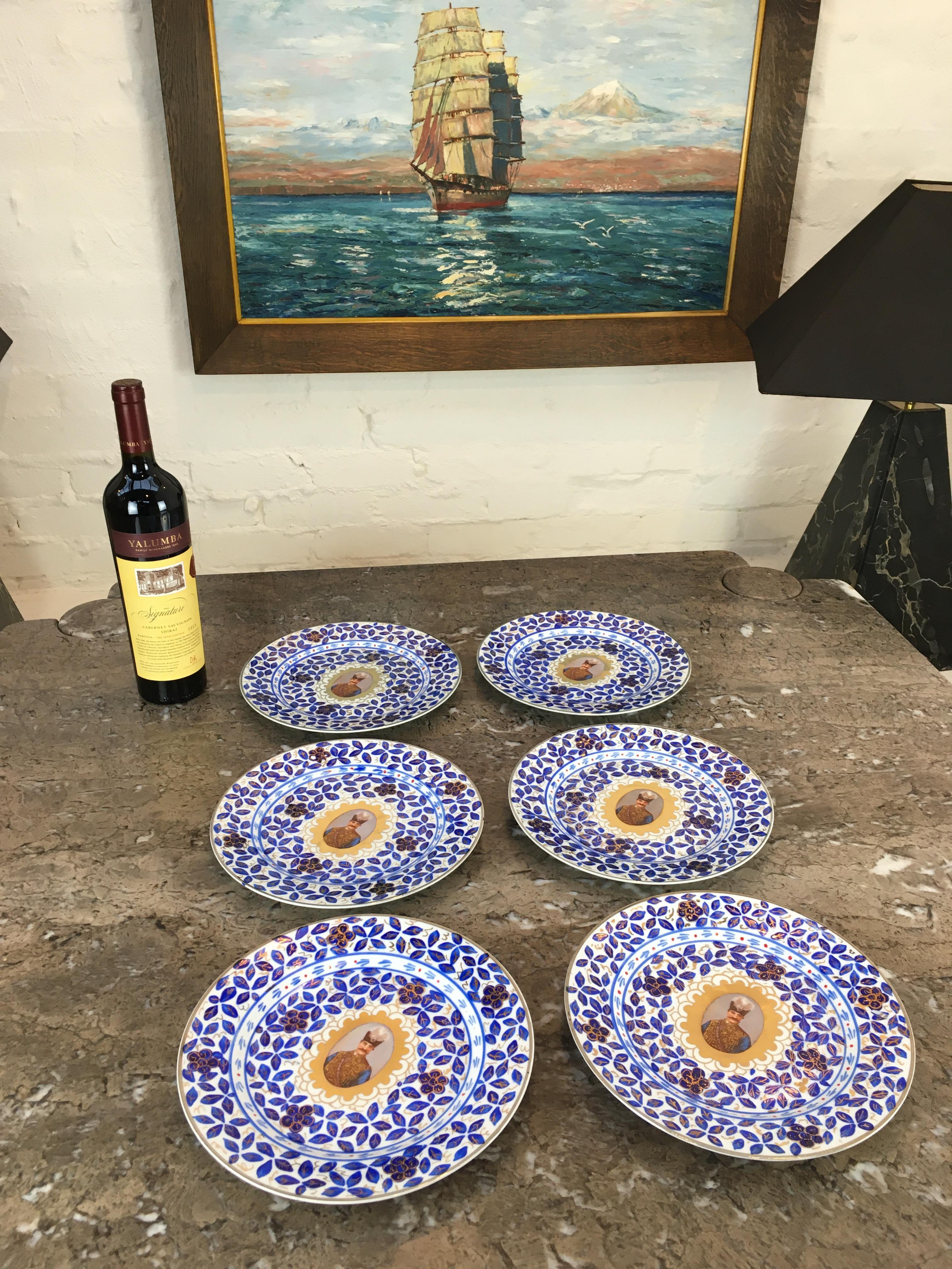 Six assiettes plates en porcelaine du marché persan, portrait doré Nasr Al Din Shah Qajar Bon état - En vente à Melbourne, AU