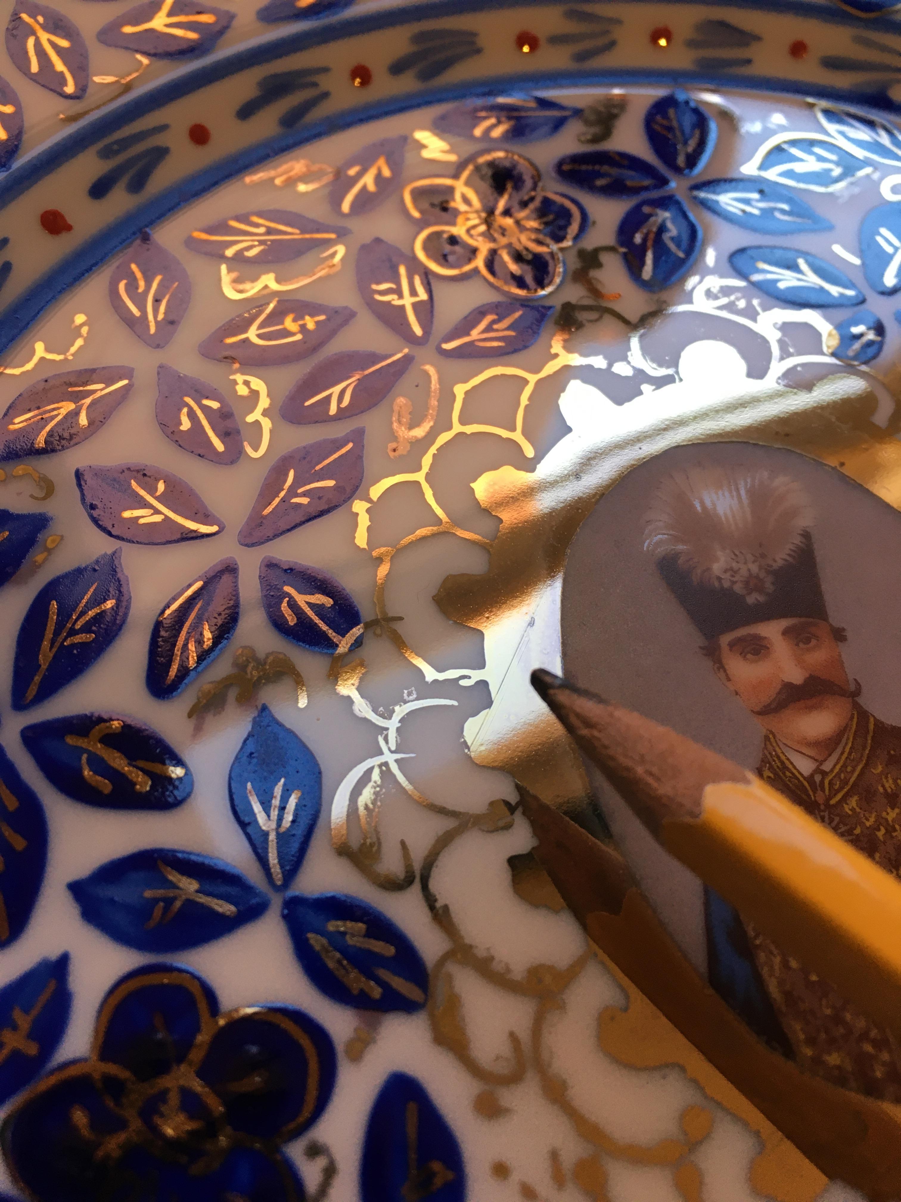 Sechs Essteller aus persischem Marktporzellan mit vergoldetem Porträt Nasr Al Din Shah Qajar 1