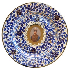 Six assiettes plates en porcelaine du marché persan, portrait doré Nasr Al Din Shah Qajar