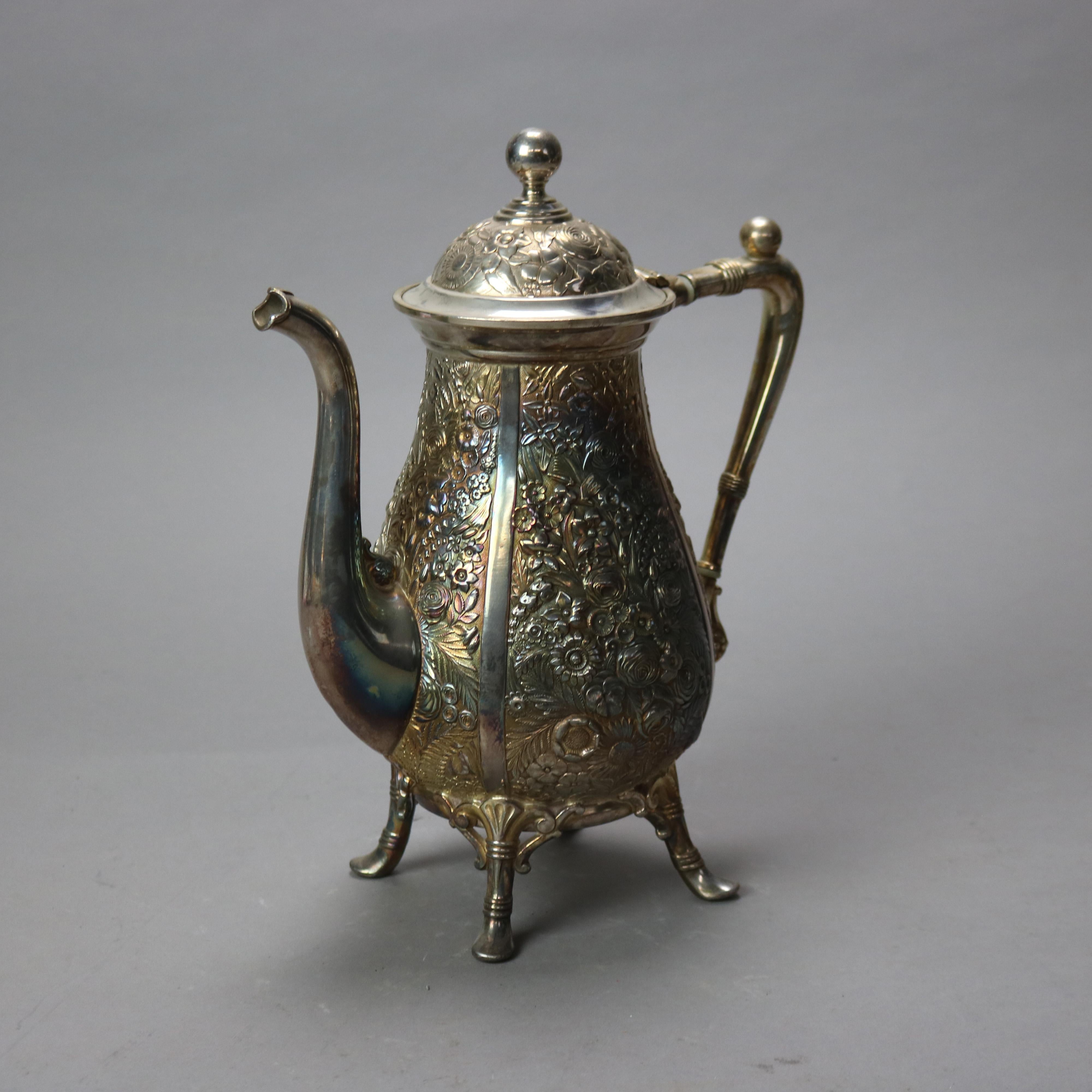 Set da tè antico in argento placcato floreale Repousse a sei pezzi C1890 in vendita 7