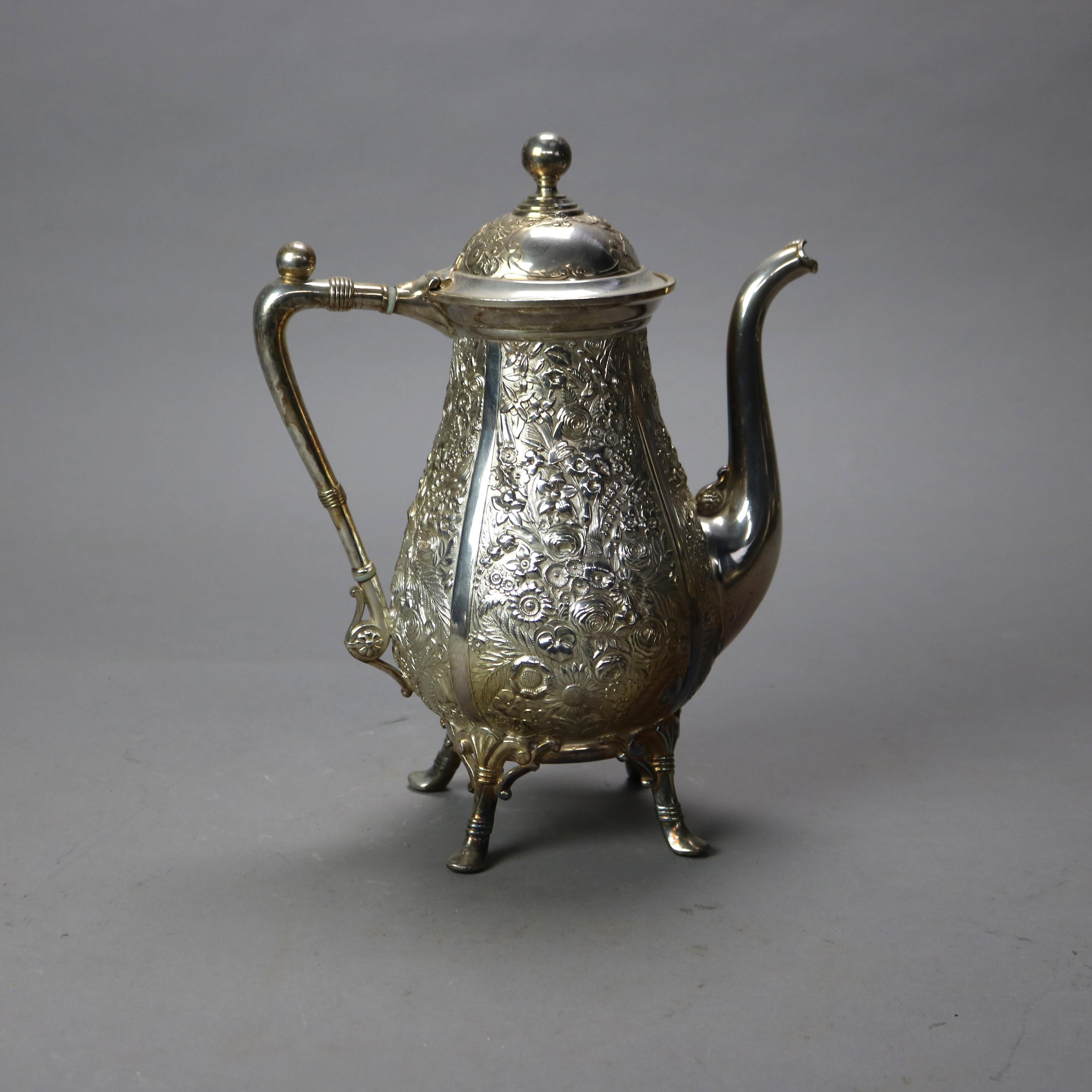 Set da tè antico in argento placcato floreale Repousse a sei pezzi C1890 in vendita 8