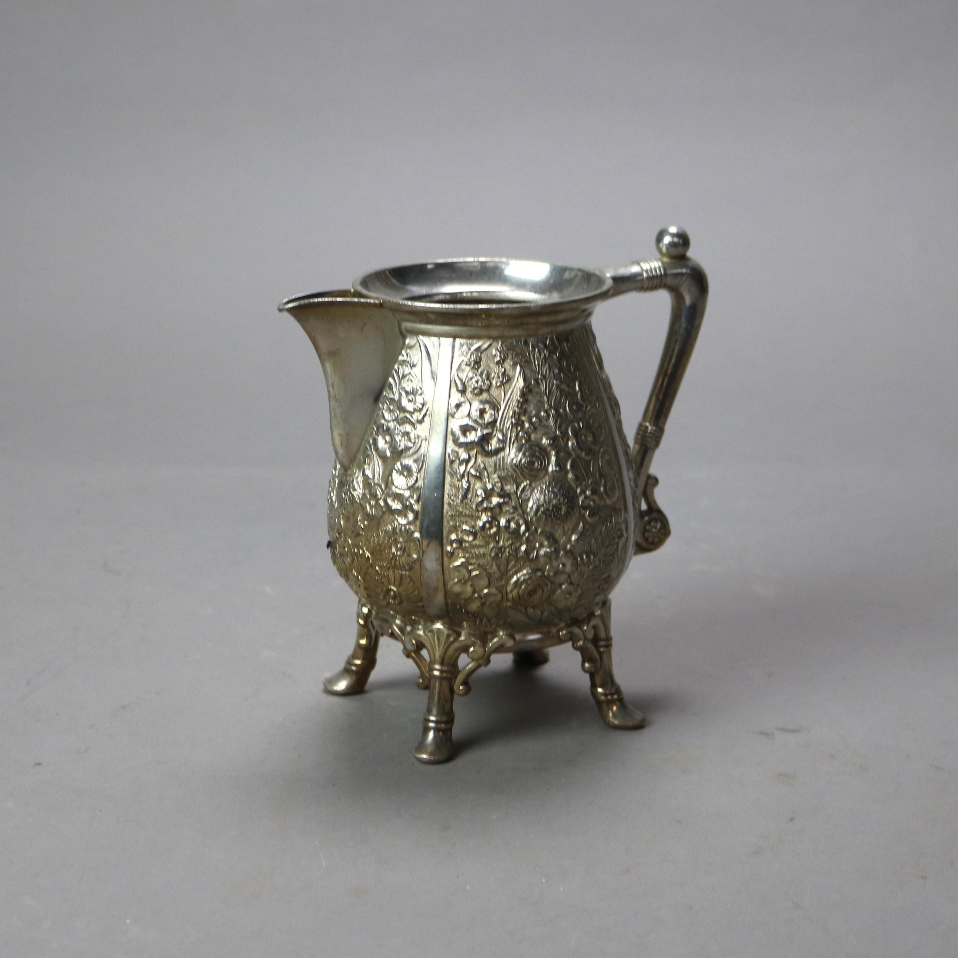 Set da tè antico in argento placcato floreale Repousse a sei pezzi C1890 in vendita 11