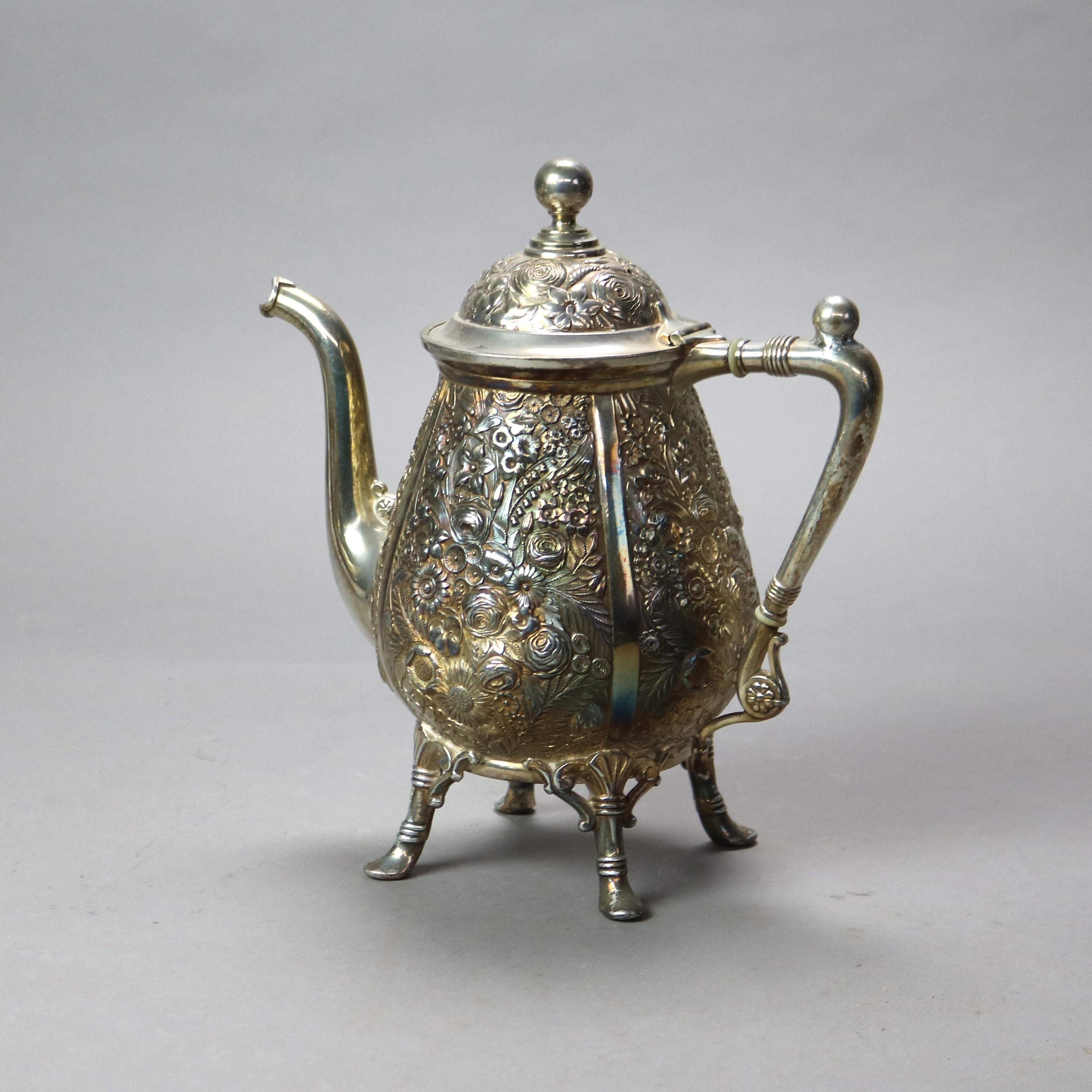 Set da tè antico in argento placcato floreale Repousse a sei pezzi C1890 in vendita 13