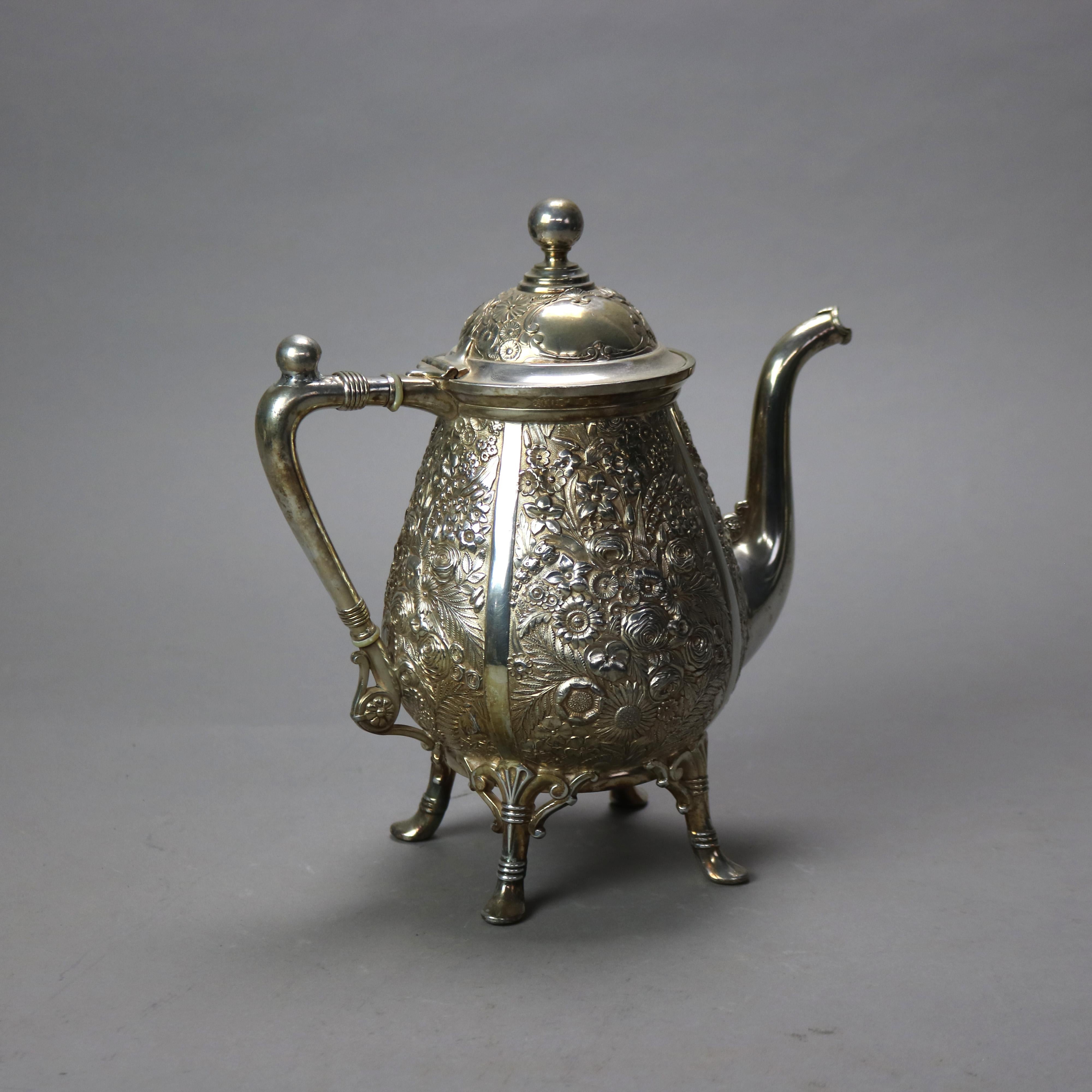 Set da tè antico in argento placcato floreale Repousse a sei pezzi C1890 in vendita 14