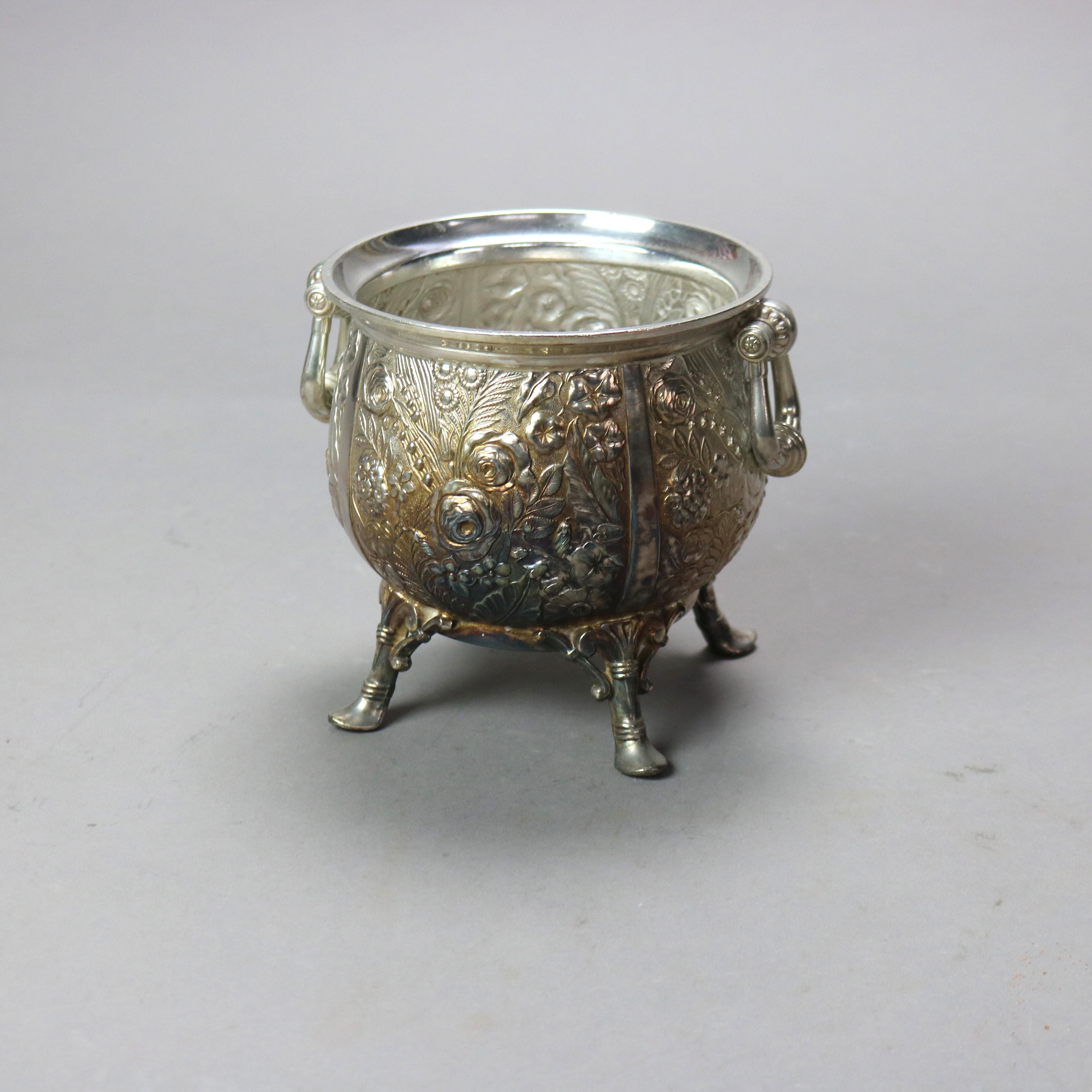 Set da tè antico in argento placcato floreale Repousse a sei pezzi C1890 in vendita 15