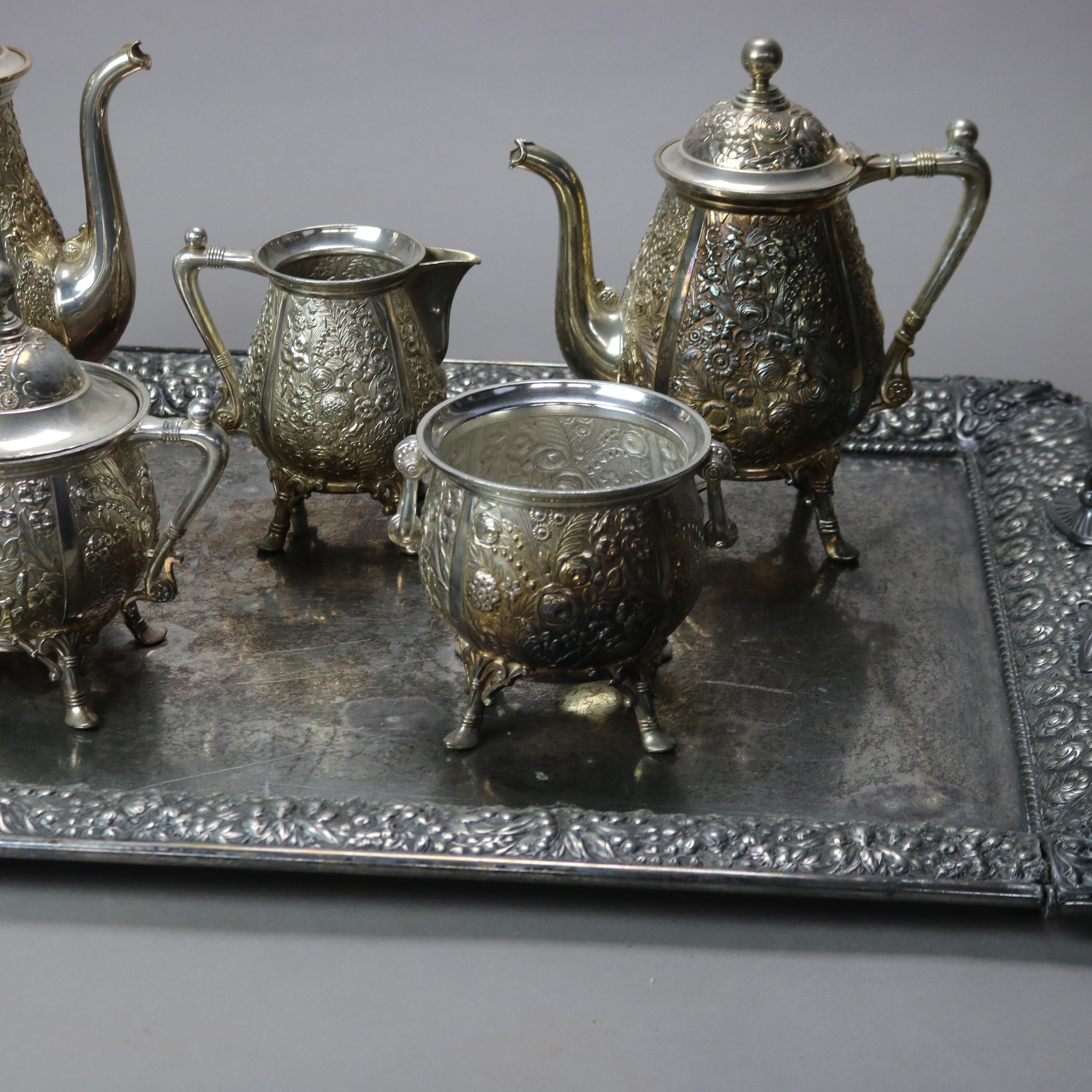 Set da tè antico in argento placcato floreale Repousse a sei pezzi C1890 In condizioni buone in vendita a Big Flats, NY