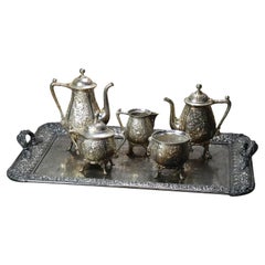 Juego de Té de Seis Piezas Antiguo Chapado en Plata Repoussé Floral C1890
