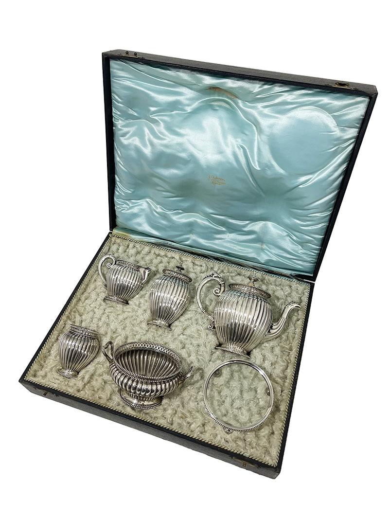 Sechsteiliges niederländisches Silber-Teeservice von Van Kempen & Zn, 1894

Sechsteiliges silbernes Teeservice in Originalverpackung. Das Set besteht aus einer Teekanne, einer runden Zuckerdose, einem Milchkännchen, einer Löffelvase, einer Teedose
