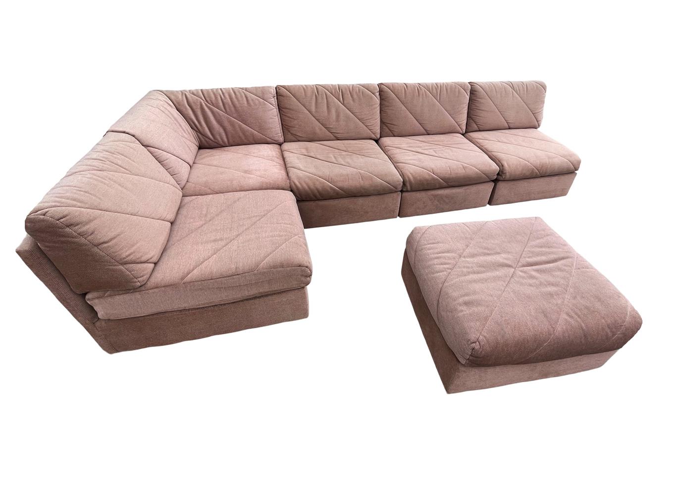 Six Pieces Mid Century Boxy Modern Modular or Sectional L Shaped Sofa (Canapé en forme de L) en vente 4