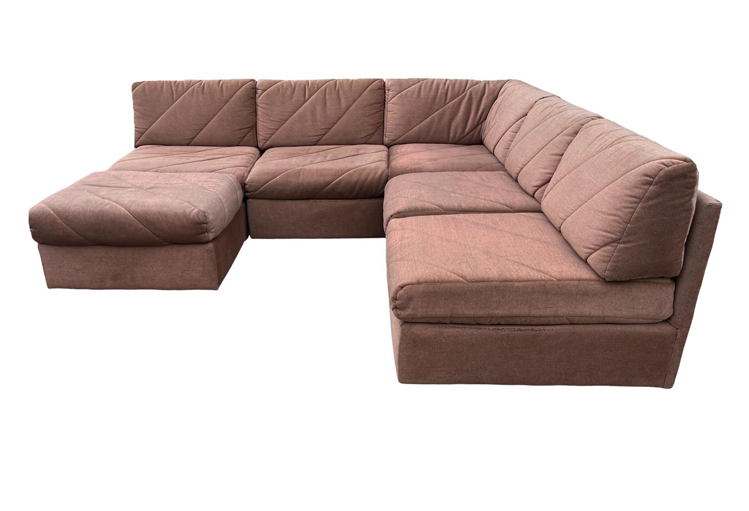 Américain Six Pieces Mid Century Boxy Modern Modular or Sectional L Shaped Sofa (Canapé en forme de L) en vente