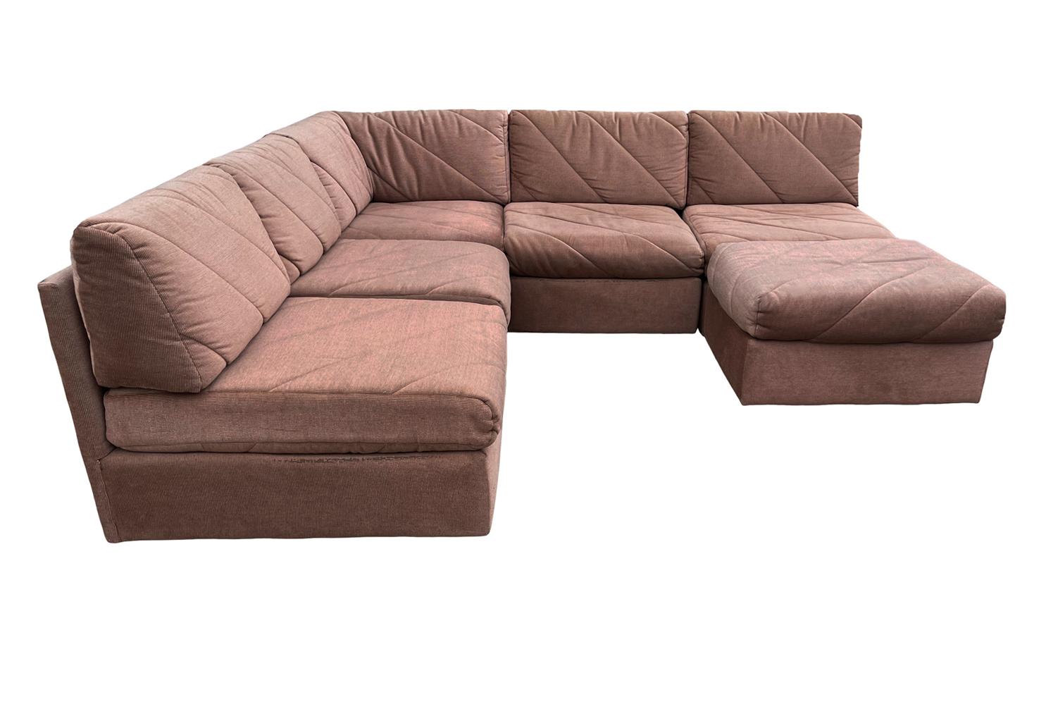 Fin du 20e siècle Six Pieces Mid Century Boxy Modern Modular or Sectional L Shaped Sofa (Canapé en forme de L) en vente