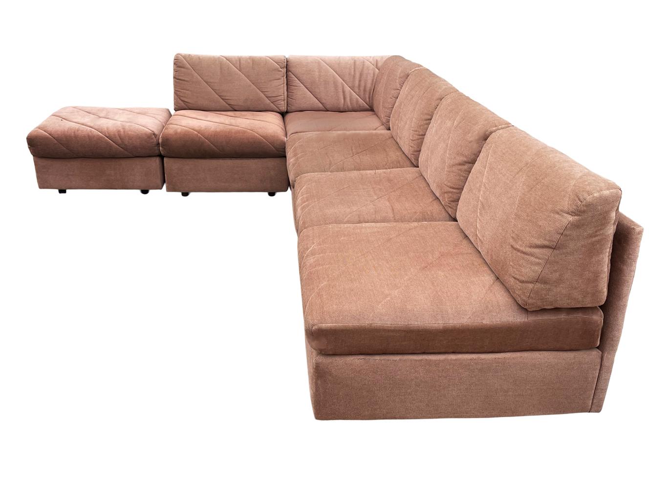 Tissu Six Pieces Mid Century Boxy Modern Modular or Sectional L Shaped Sofa (Canapé en forme de L) en vente