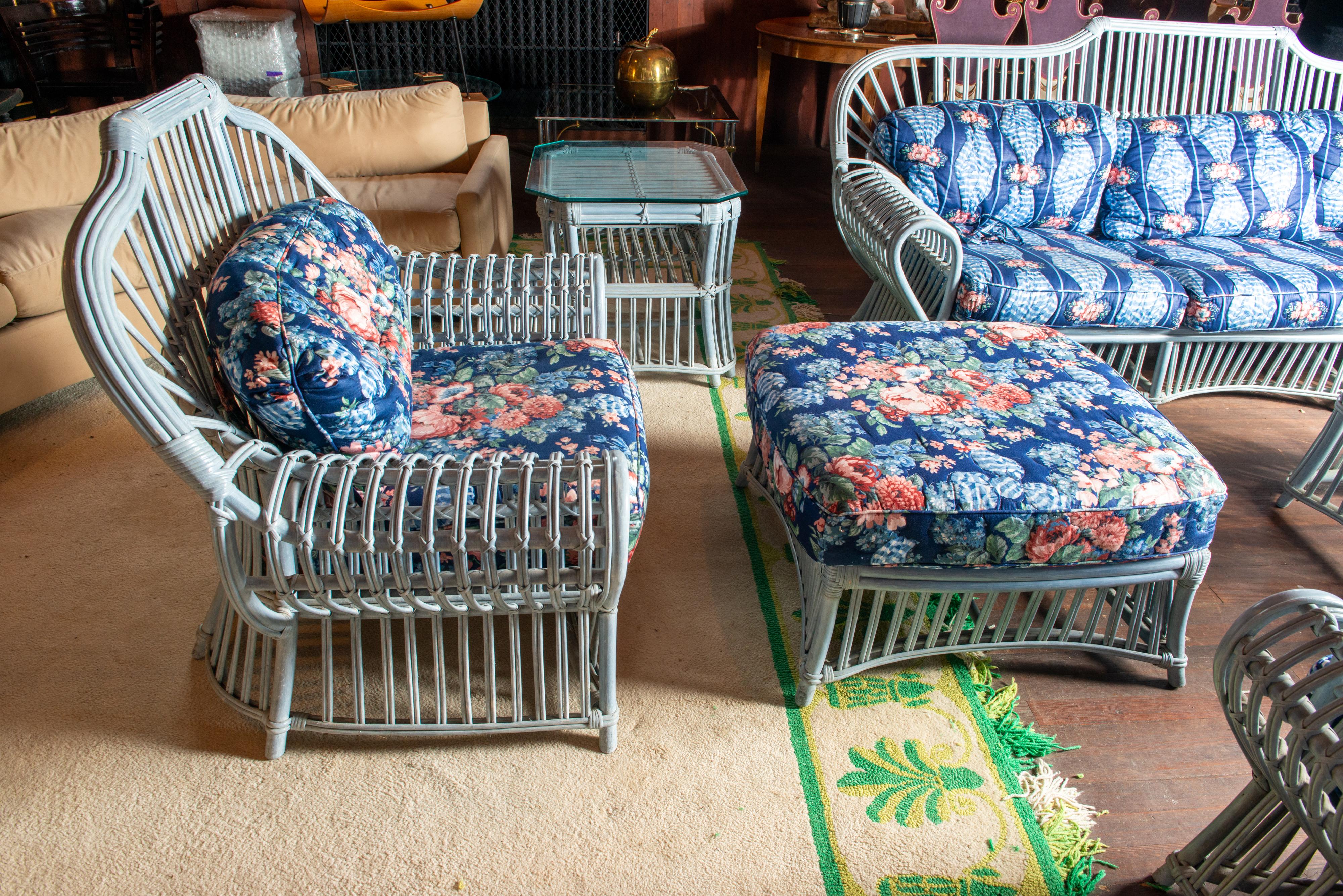 Ensemble de six pièces Ficks Reed, deux canapés en rotin de 94 pouces, chaise, ottoman deux tables en vente 11